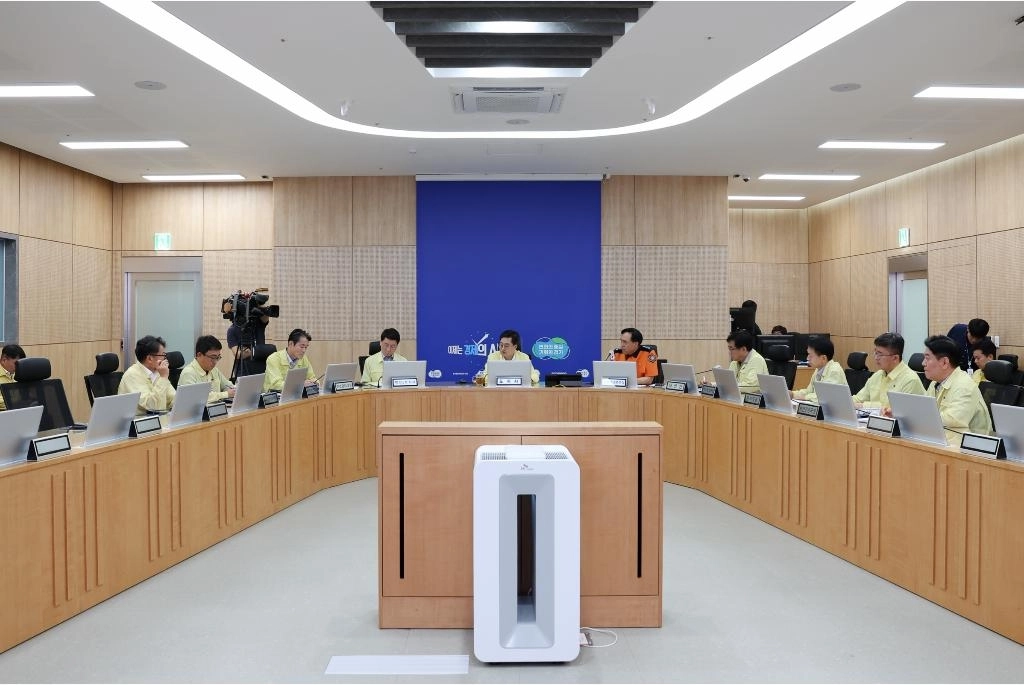 21일 오전 경기도청에서 김동연 경기도지사가 김성중 행정1부지사, 김재병 경기도소방재난본부장 등이 참석한 가운데 집중호우 피해의 신속 수습·복구 지원을 위한 긴급대책회의를 주재하고 있다. (경기도 제공)