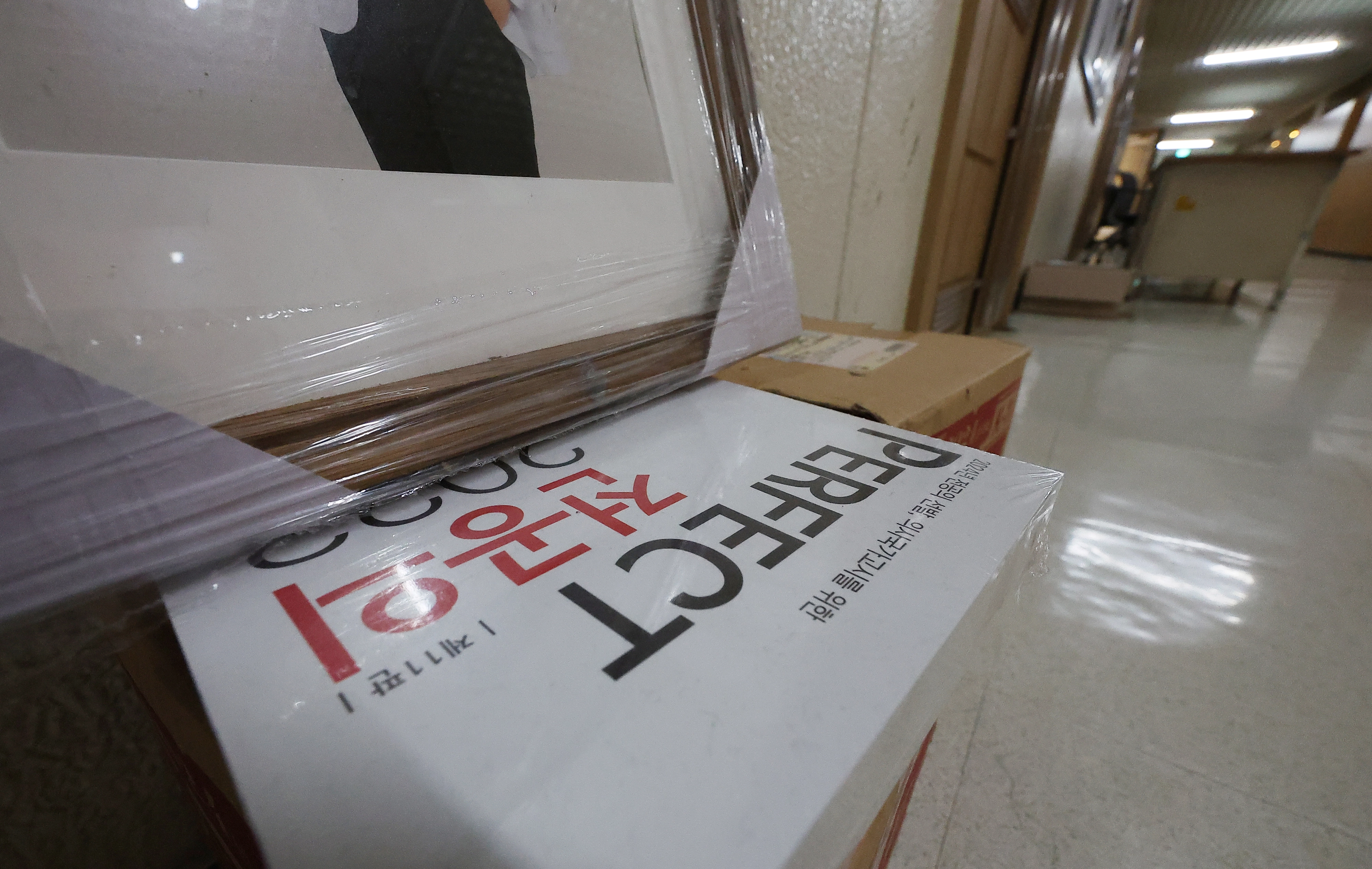 서울 시내 한 의과대학 강의실에 앞에 전공의 국가고시 관련 책이 놓여 있다. 연합뉴스