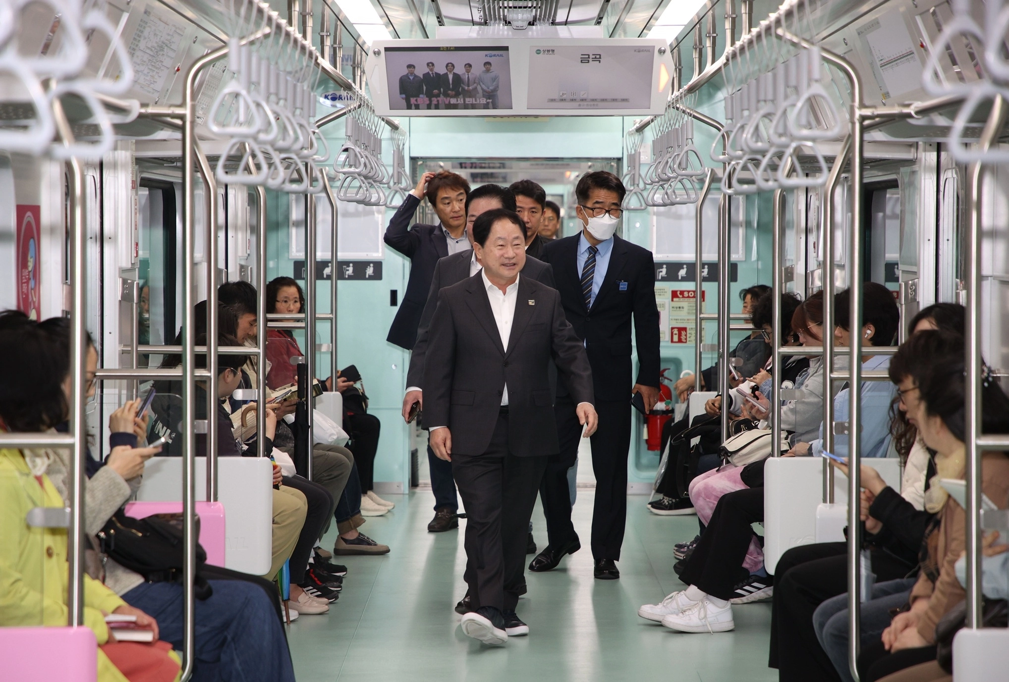 주광덕 남양주시장이 지난 5월 1일 마석~상봉 셔틀 열차 첫 운행일 현장을 돌아보고 있다. 
남양주시 제공