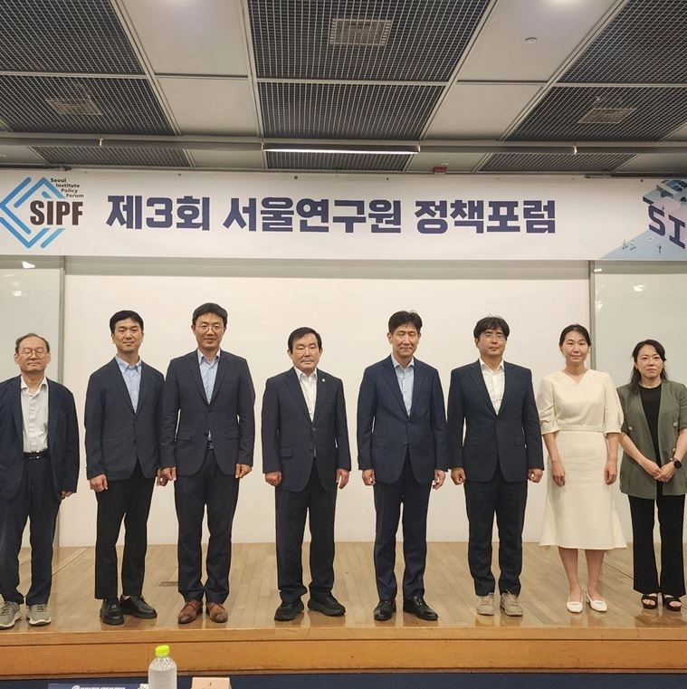 지난 21일 대한상공회의소에서 개최된 제3회 서울연구원 정책포럼에서 참석자들 기념촬영을 하고 있다.