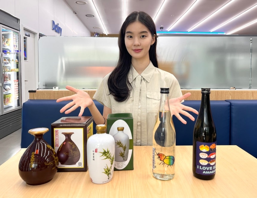 GS25에서 모델이 사케, 백주 등의 상품과 함께 포즈를 취하고 있다. GS리테일 제공
