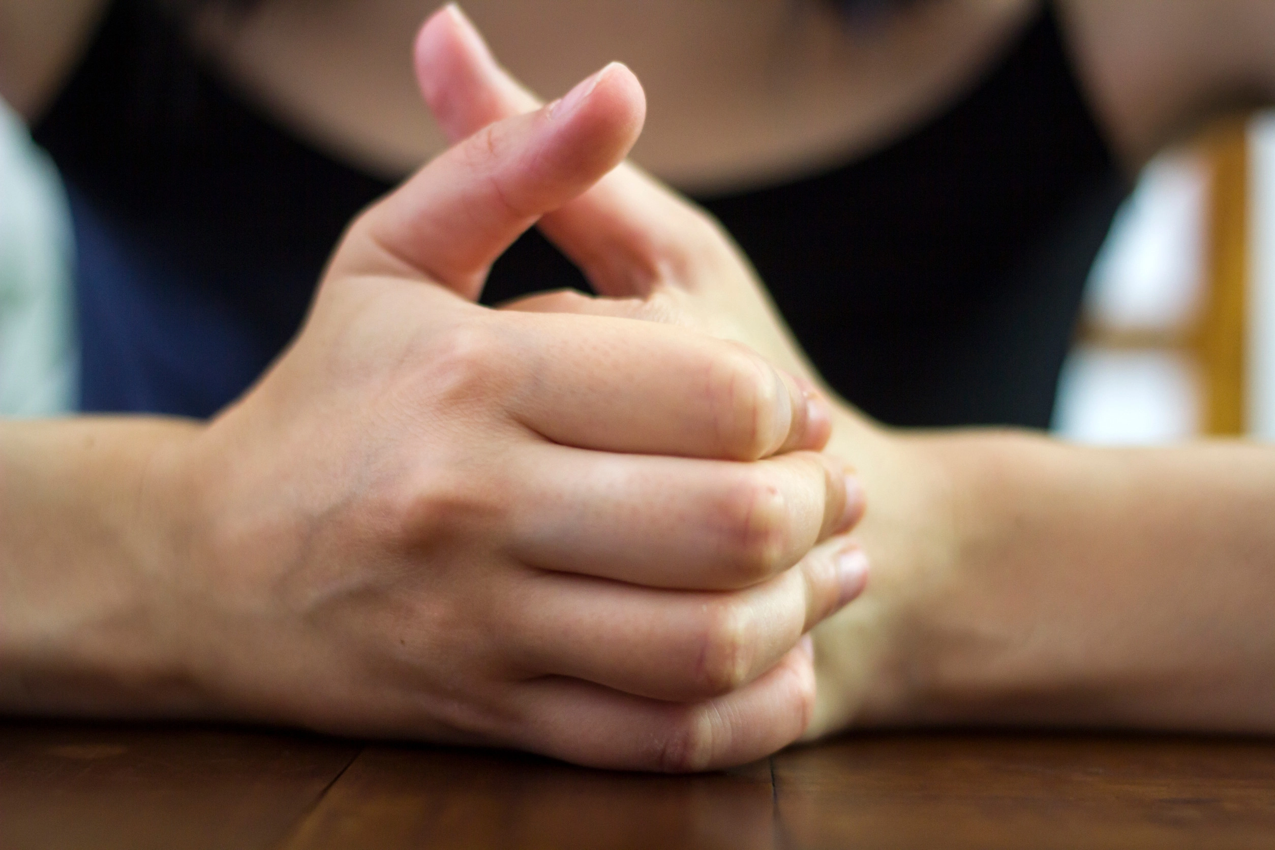 손가락 꺾기. 123rf