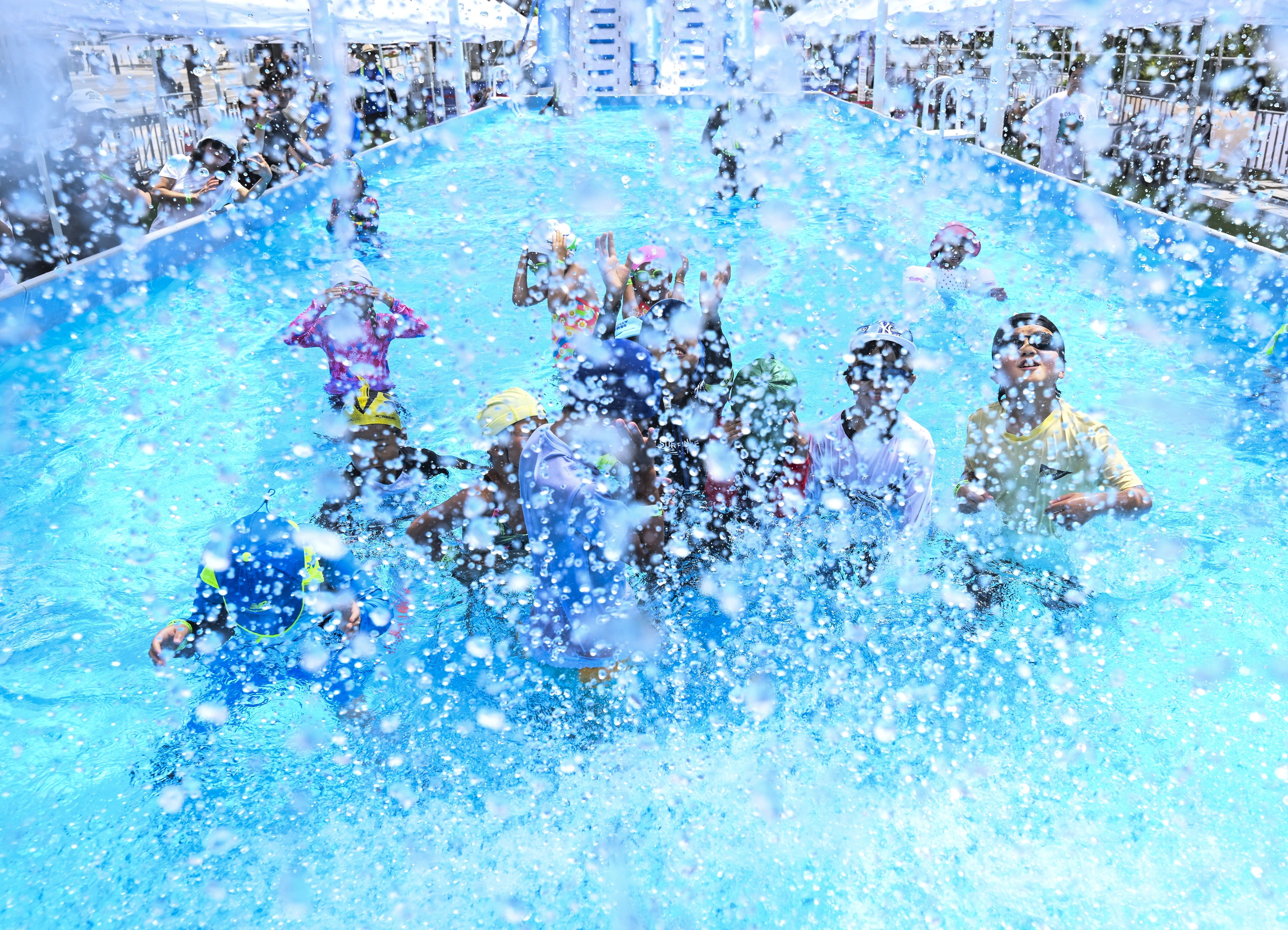 1년 중 가장 덥다는 절기상 대서인 22일 서울 종로구 광화문광장에서 열린 ‘2025 서울썸머비치’ 물놀이터에서 어린이들이 물놀이를 즐기고 있다. 2025.7.22 이지훈 기자