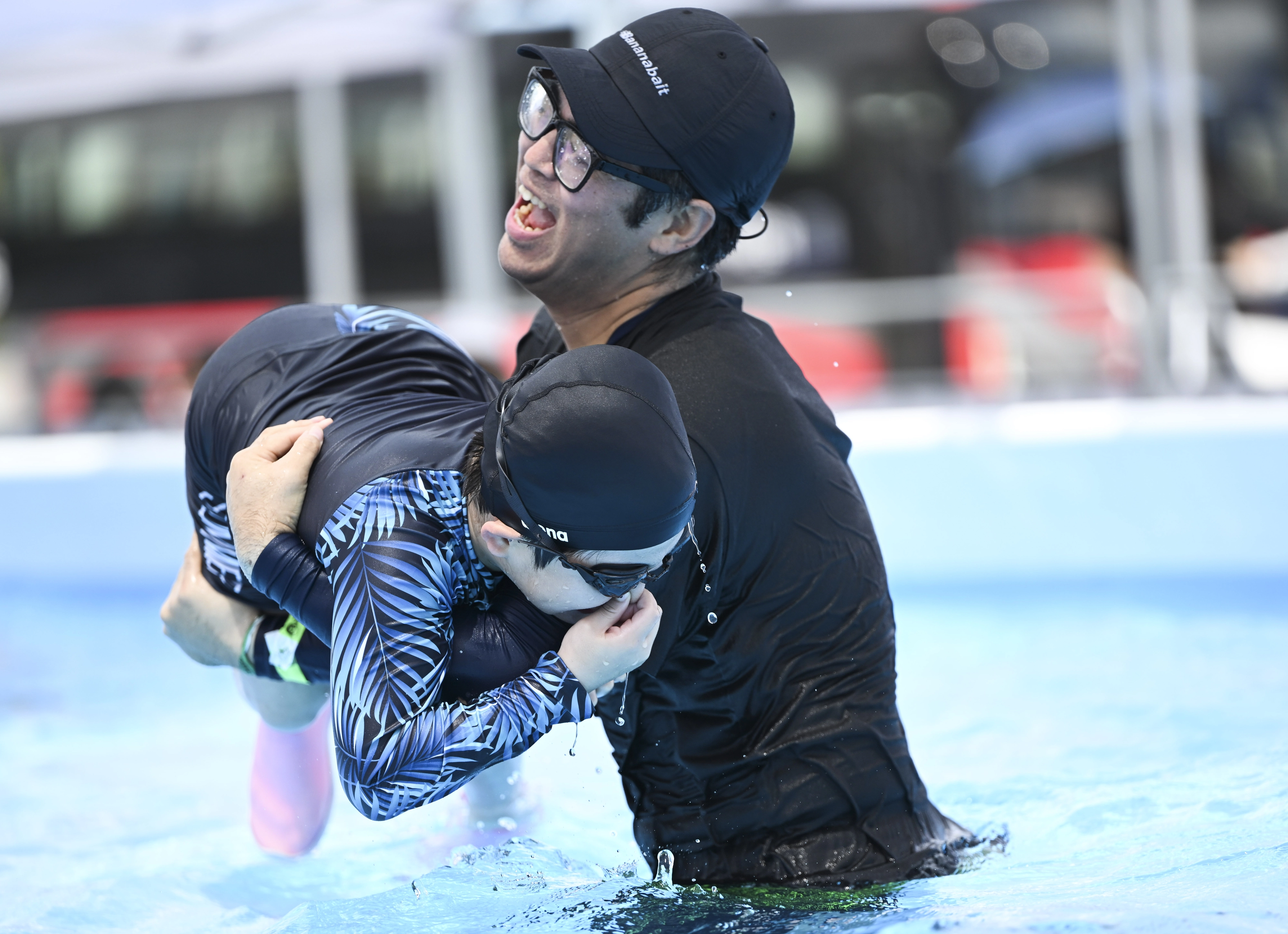 1년 중 가장 덥다는 절기상 대서인 22일 서울 종로구 광화문광장에서 열린 ‘2025 서울썸머비치’ 물놀이터에서 아이와 아버지가 물놀이를 즐기고 있다. 2025.7.22 이지훈 기자