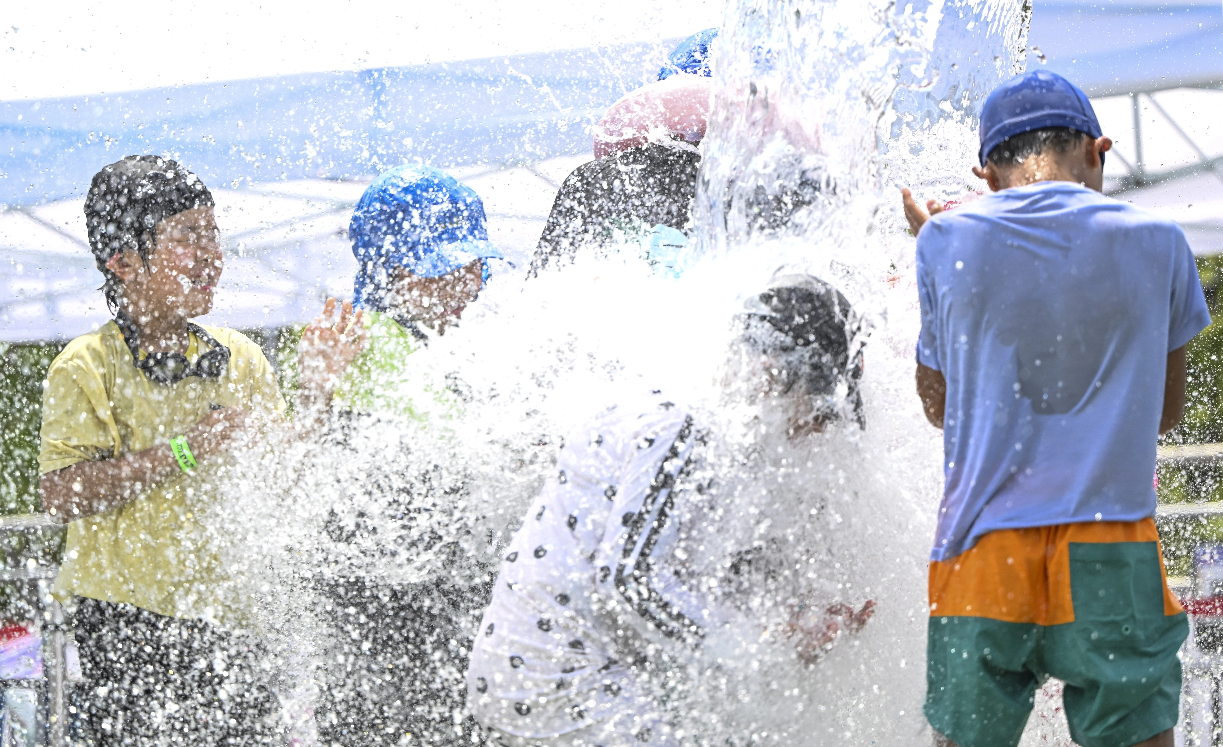 1년 중 가장 덥다는 절기상 대서인 22일 서울 종로구 광화문광장에서 열린 ‘2025 서울썸머비치’ 물놀이터에서 어린이들이 물벼락을 맞으며 짜릿함을 느끼고 있다. 2025.7.22 이지훈 기자