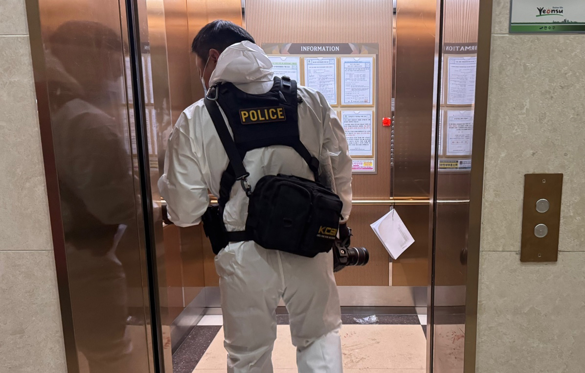 총기사고 아파트 들어서는 경찰21일 총기 사고가 발생한 인천 연수구 한 아파트 단지에 경찰 수사관이 엘리베이터를 타고 들어가고 있다.  2025.7.21 뉴스1