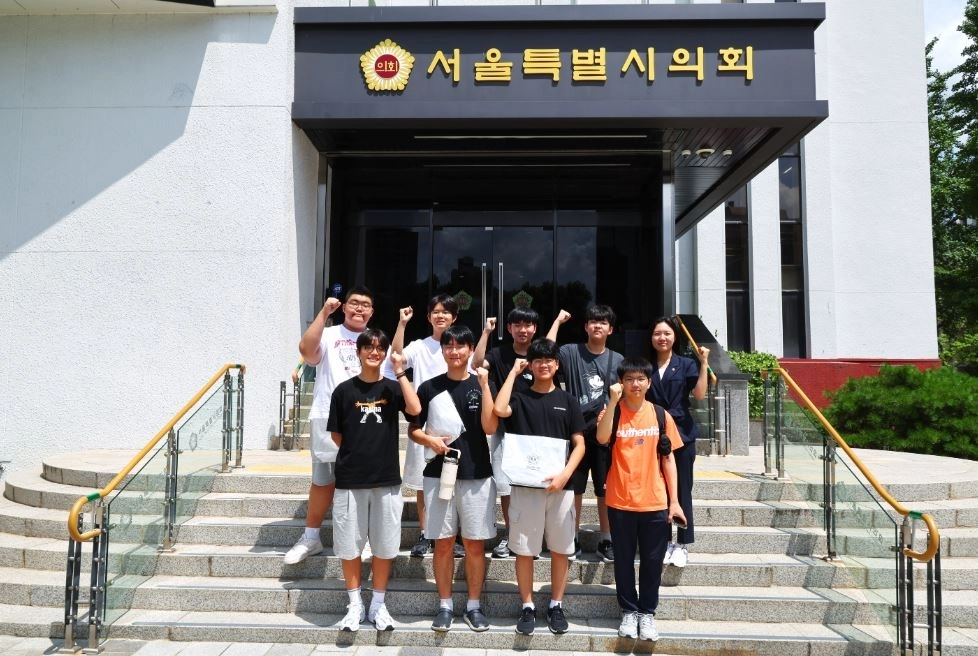 지난 22일 남대문중학교 학생회가 서울시의회 방문해 이소라 의원과 기념사진을 찍고 있다.