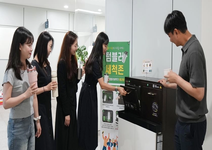 하남시의회는 올해 2월부터 일용품 사용을 줄이고 다회용컵 사용 문화를 확산하기 위해 의회 청사 내에 텀블러 세척기를 도입해 사용하고 있다. 하남시의회 제공