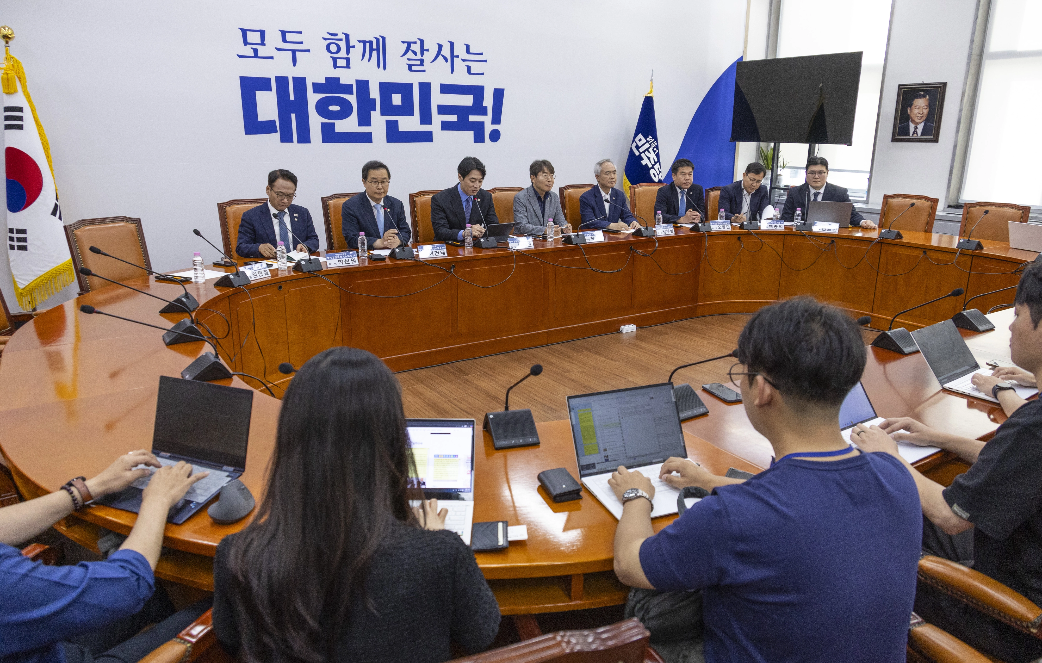 더불어민주당 정치검찰 조작 기소 대응 TF 2차 회의  더불어민주당 정치검찰 조작기소대응 태스크포스(TF) 단장인 한준호 최고위원이 23일 국회에서 열린 TF 2차 회의에서 발언하고 있다. 2025.7.23