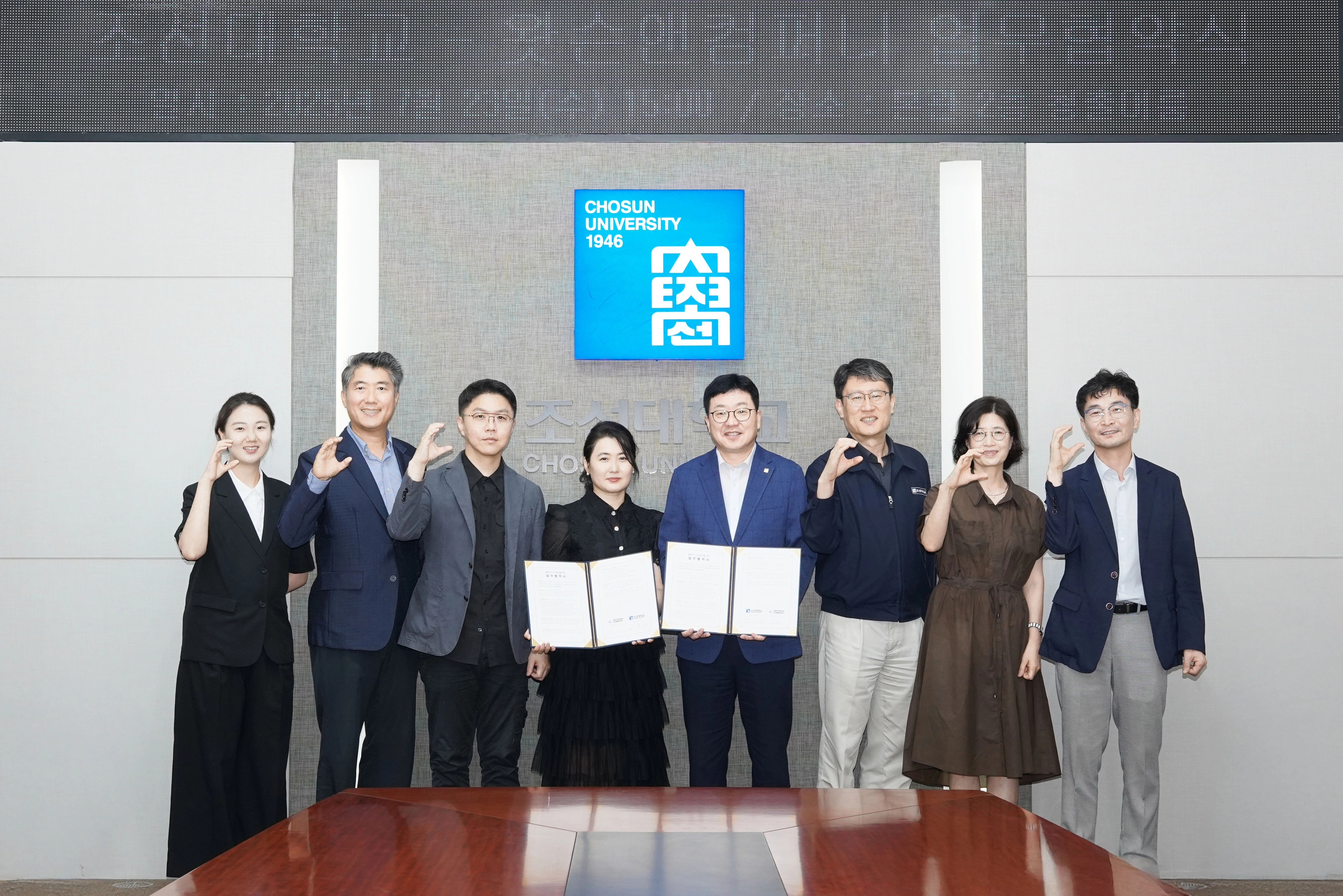 조선대학교가 23일 본관 청출어룸에서 ㈜왓슨앤컴퍼니와 웰에이징 산업 활성화를 위한 업무협약(MOU)을 체결했다.  조선대 제공