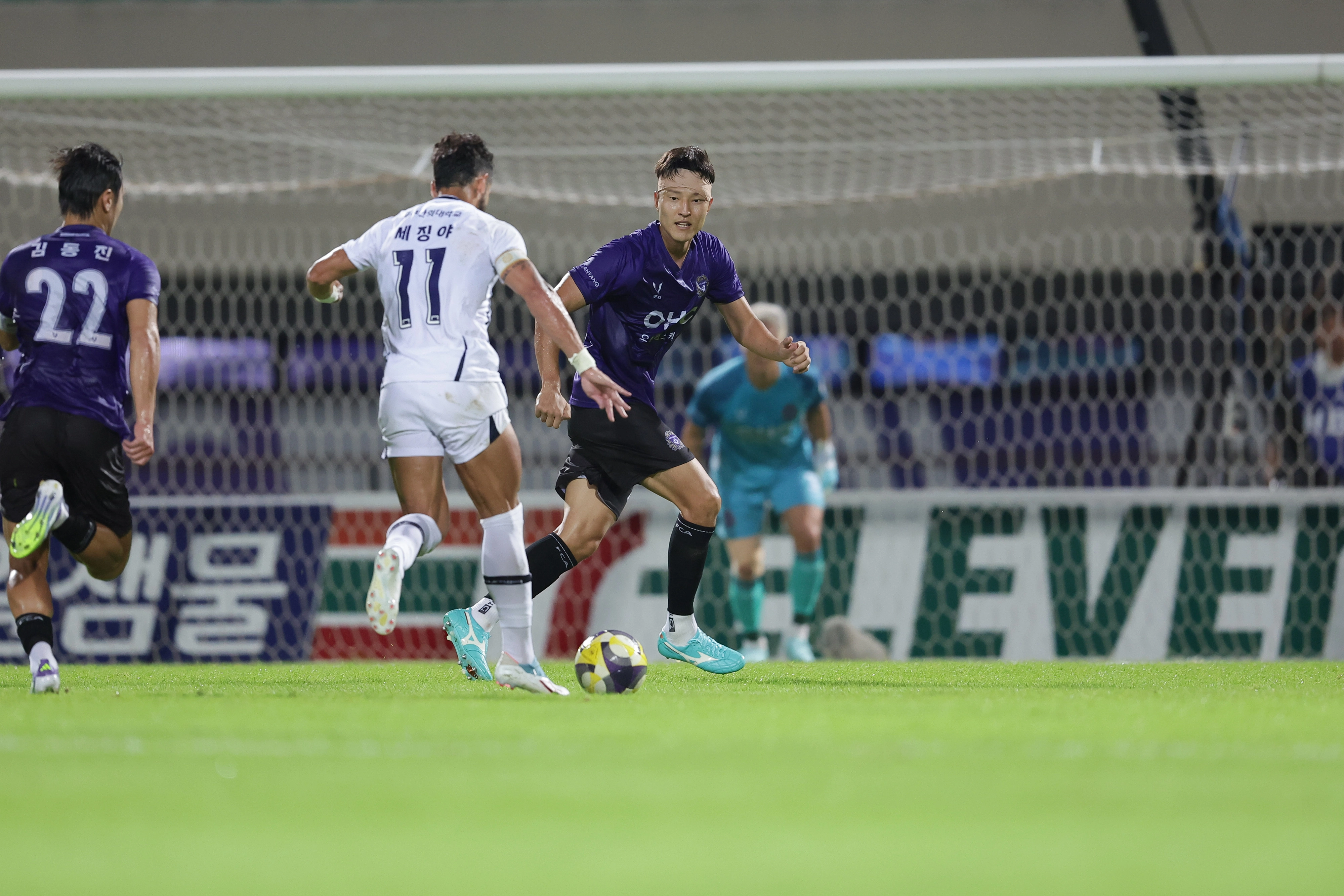 안양FC 권경원이 22일 안양종합운동장에서 열린 2025 K리그1 23라운드 대구FC와의 홈 경기에서 세징야를 막고 있다. K리그 제공