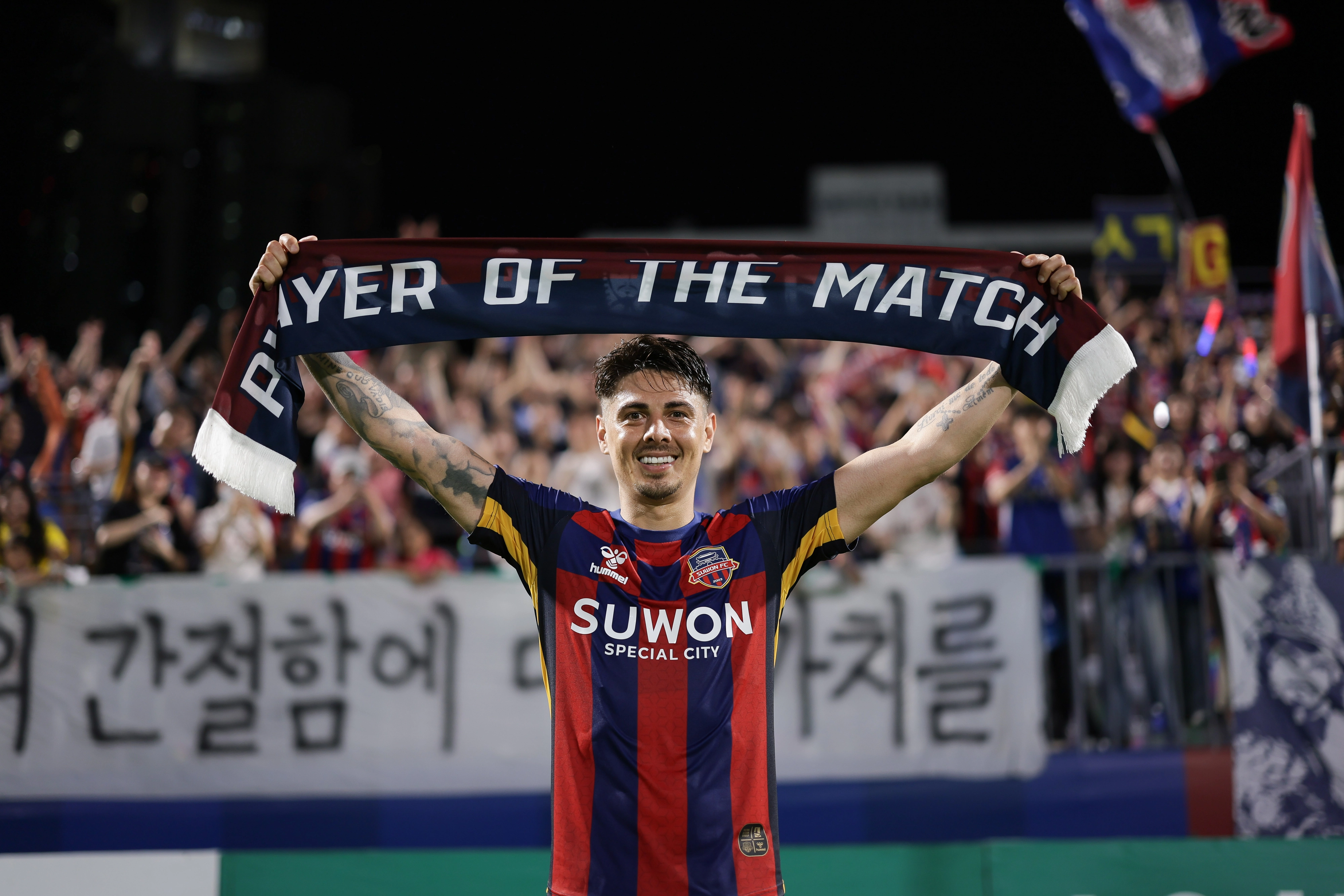 수원FC 윌리안이 지난 18일 수원종합운동장에서 열린 2025 K리그1 22라운드 광주FC와의 홈 경기에서 2-1로 승리한 뒤 기뻐하고 있다. K리그 제공