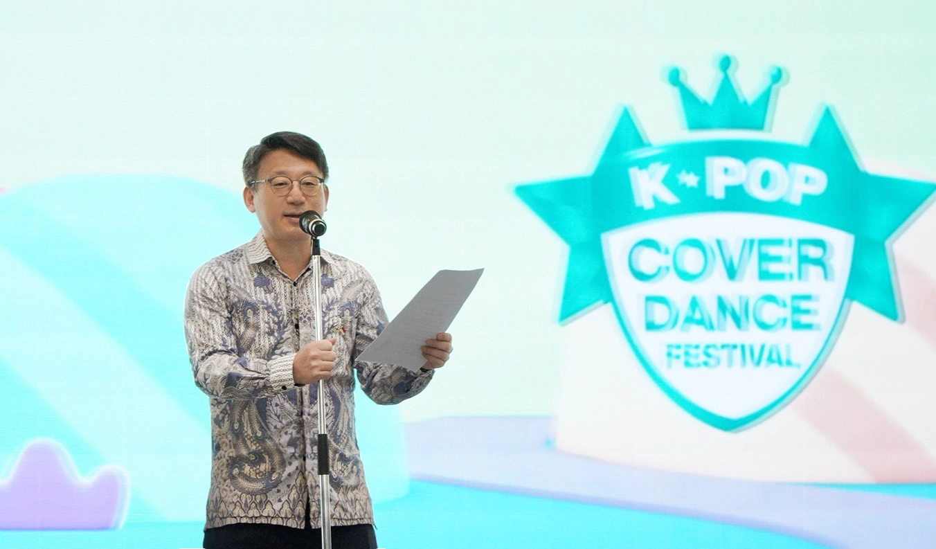 지난 19일(현지시간)  인도네시아 자카르타 대형 쇼핑몰 롯데쇼핑에비뉴에서 열린  ‘2025 K-팝 커버댄스 페스티벌 인 인도네시아’에서 주인도네시아 대한민국 대사관 박수덕 대사 대리가 인도네시아어로 준비한 축사를 전하고 있다. 주인도네시아 한국문화원 제공.