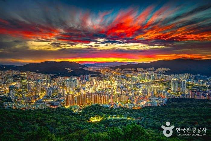황령산에서 본 부산 시내. 한국관광공사 제공