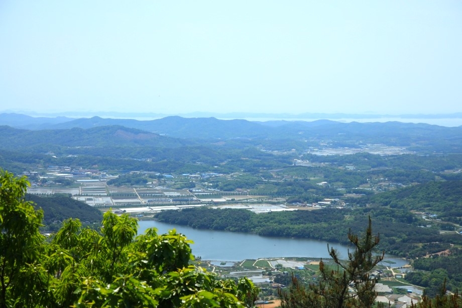 백월산에서 본 홍성 시내. 충청남도 제공