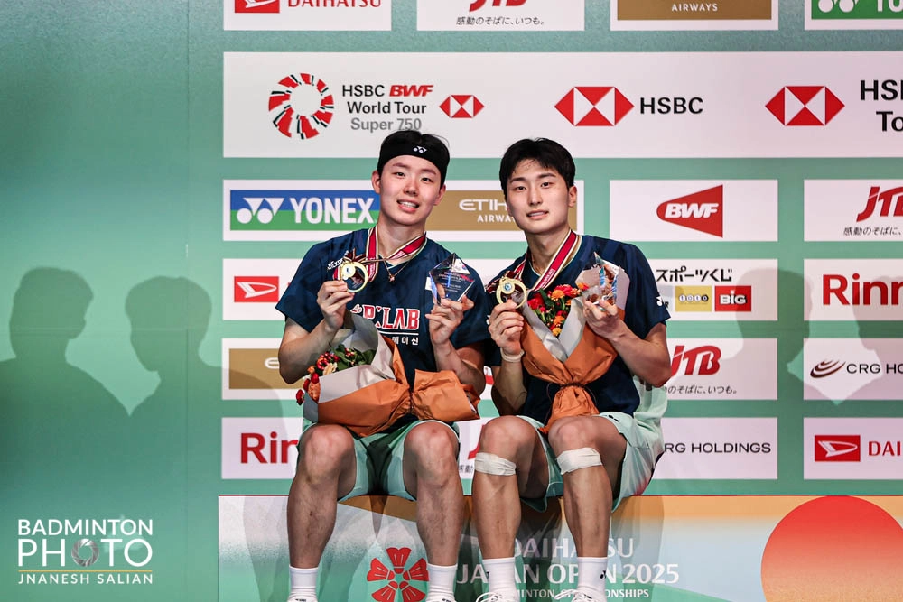 일본 오픈 우승 차지한 서승재-김원호  20일 일본 도쿄에서 열린 세계배드민턴연맹 월드투어 슈퍼 750 일본오픈 남자복식에서 우승을 차지한 서승재(왼쪽)와 김원호가 포즈를 취하고 있다. 대한배드민턴협회 제공