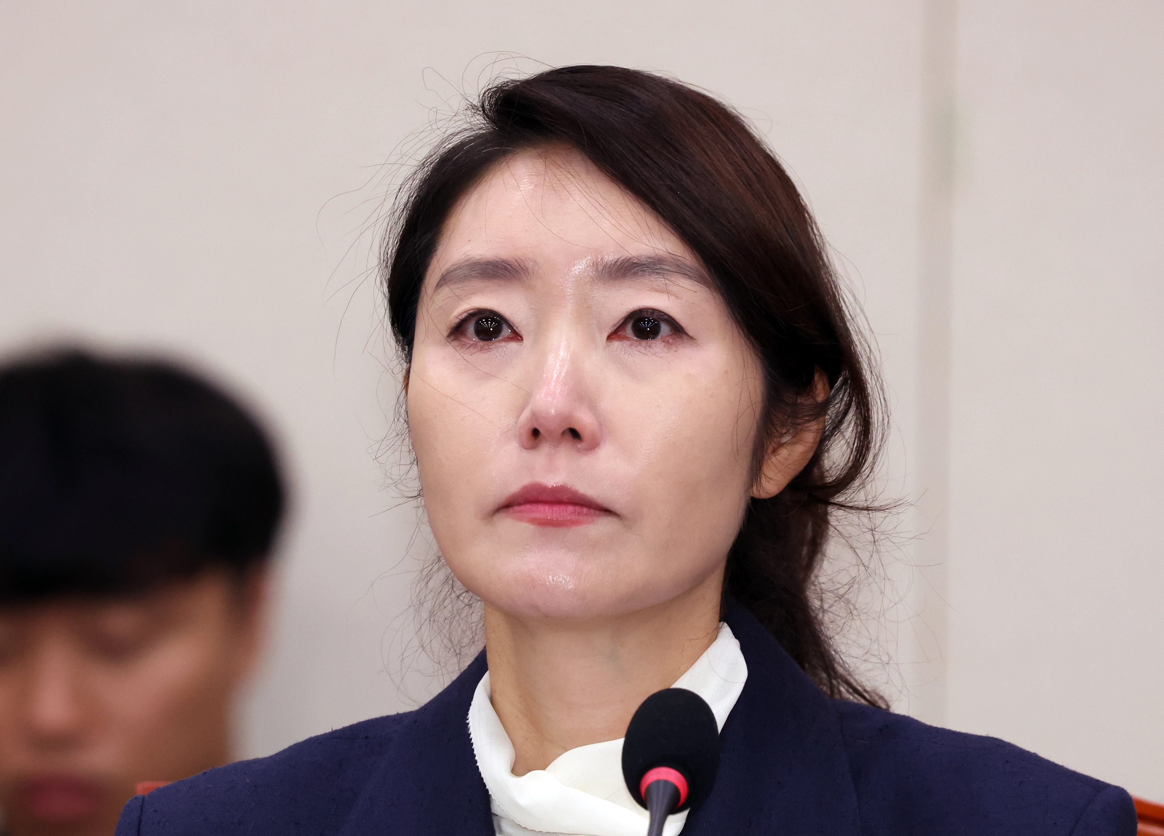 눈시울 붉히며 생각에 잠긴 강선우 후보자  강선우 여성가족부 장관 후보자가 14일 서울 여의도 국회에서 열린 여성가족위원회의 인사청문회에서 눈시울을 붉히며 생각에 잠겨 있다. 2025.07.14. 뉴시스