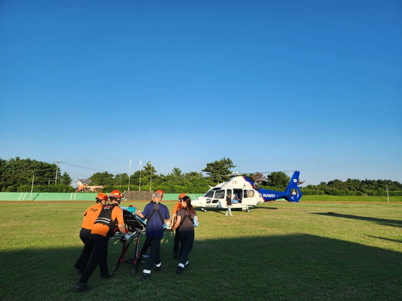 23일 오후 5시 48분쯤 제주 성산항 내 바지선(예인선)이 폭발해 60대 선장이 전신 2~3도 화상을 입는 사고가 발생해 119구급대원들이 닥터헬기로 환자를 이송하고 있다. 제주도소방안전본부 제공
