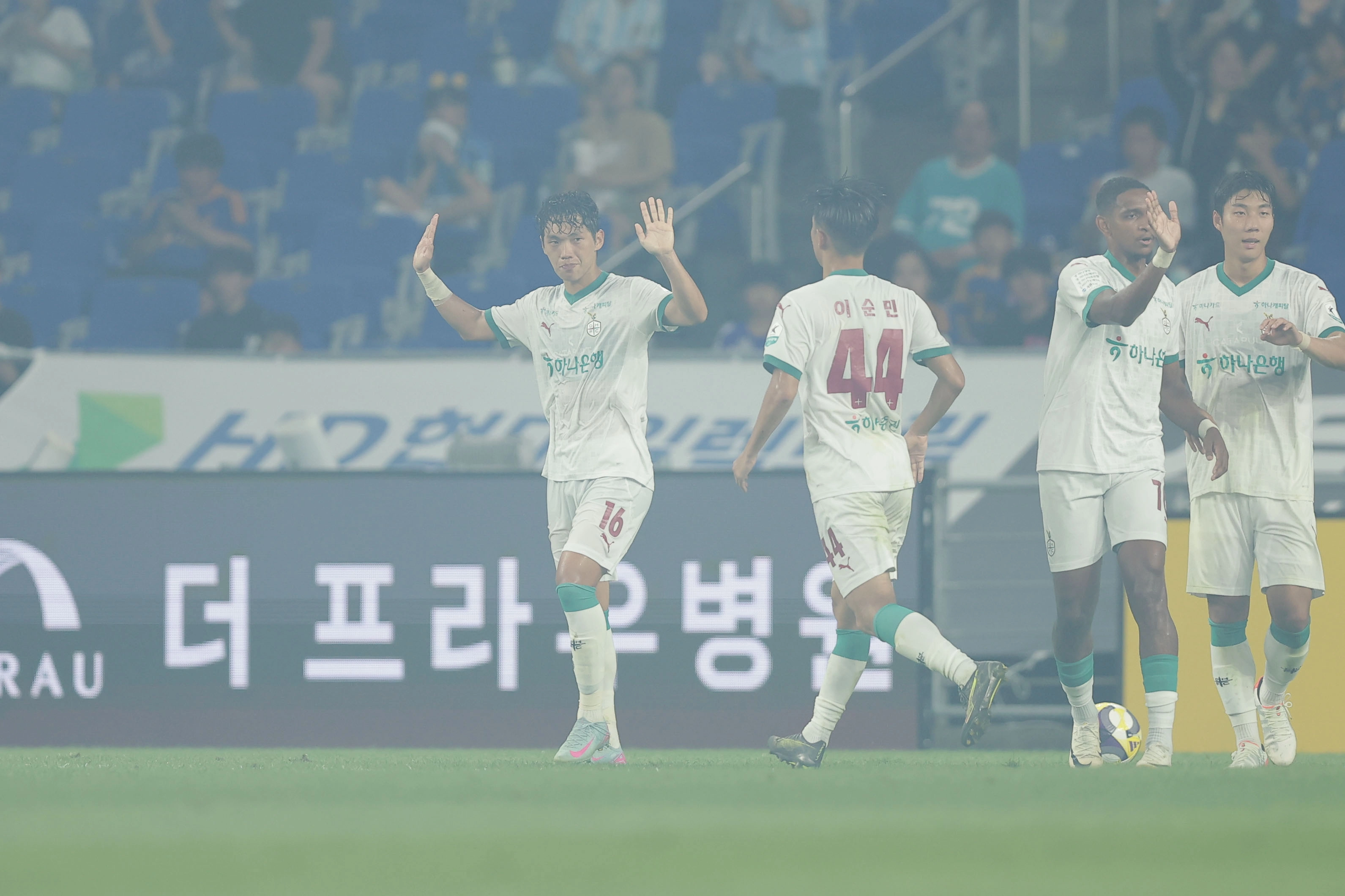 대전하나시티즌 이명재가 23일 울산 문수월드컵경기장에서 열린 2025 K리그1 23라운드 울산 HD와의 원정 경기에서 동점 골을 넣고 친정팀에 대한 예우로 세레머니를 자제하고 있다. K리그 제공