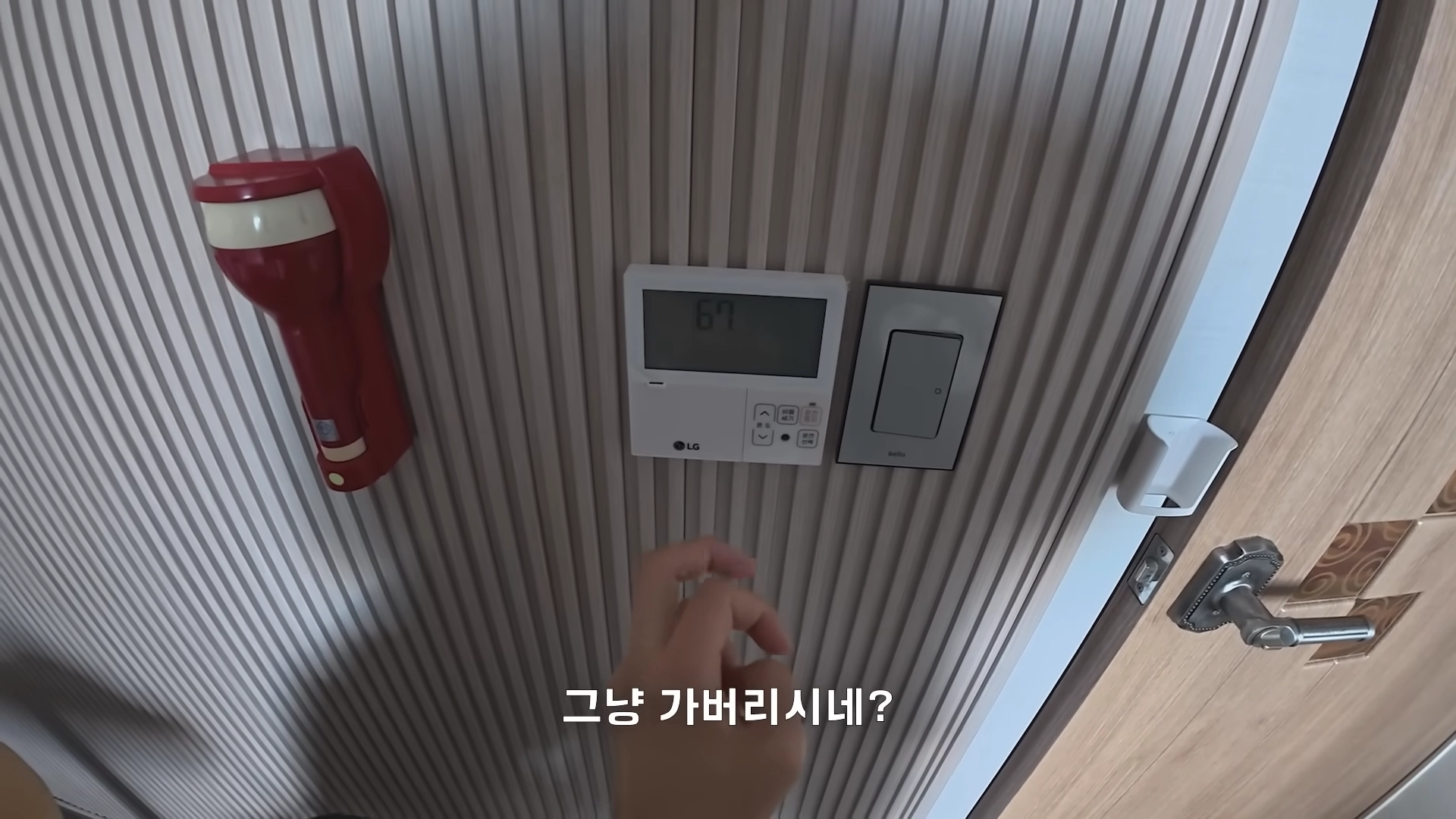 구독자 54만명을 보유한 여행 유튜버 ‘꾸준 kkujun’은 지난 19일 자신의 유튜브 채널을 통해 공개한 울릉도 여행기 영상에서 “밤새 에어컨이 안 돼 땀을 뻘뻘 흘리며 잤다”며 “오후 7시부터 에어컨이 작동하지 않았는데 주인이 와서 확인만 하고 그냥 가버렸다”고 황당함을 드러냈다.  유튜브 채널 ‘꾸준’ 캡처