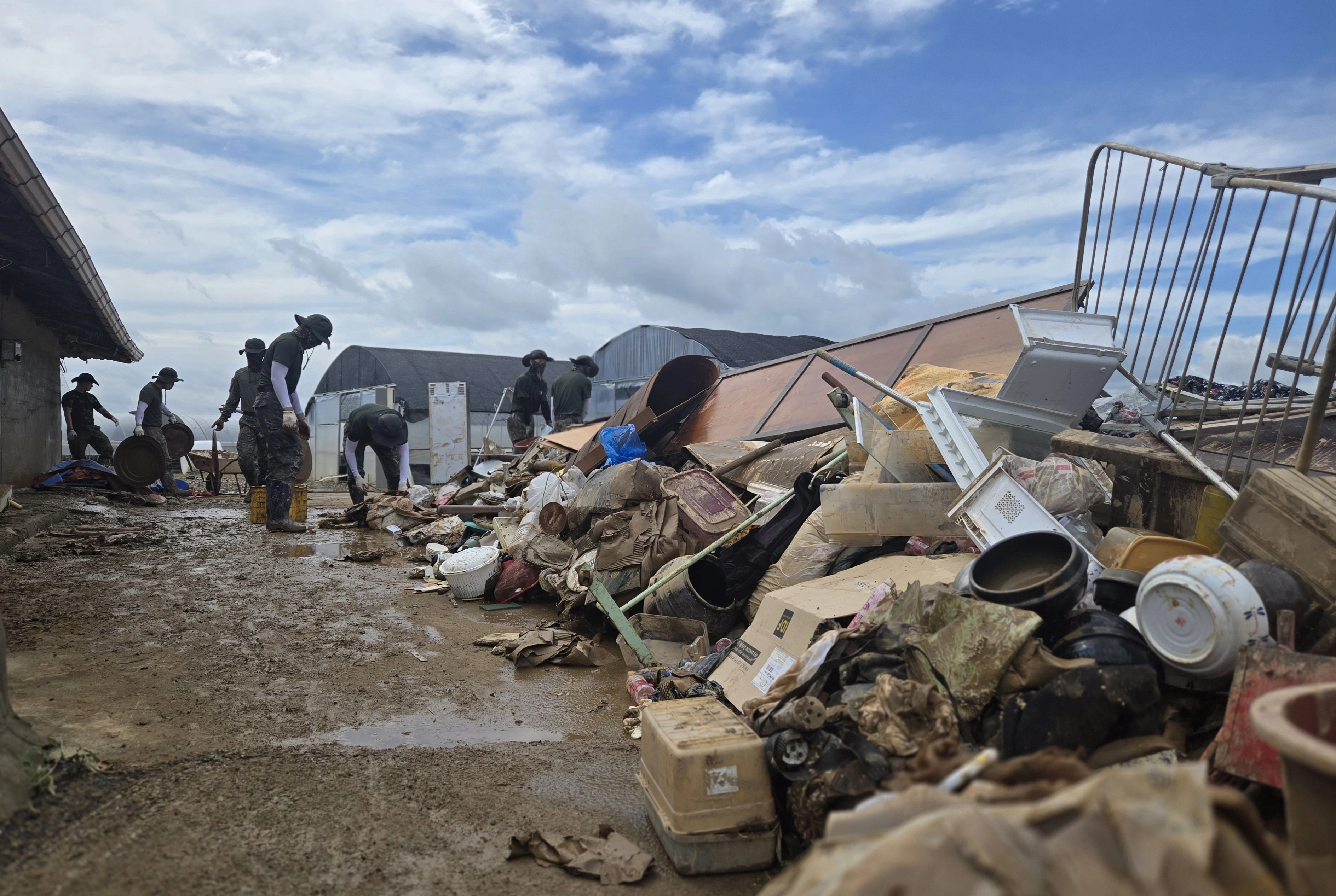 군인들이 충남 예산에서 수해복구에 동참하고 있다. 이종익 기자