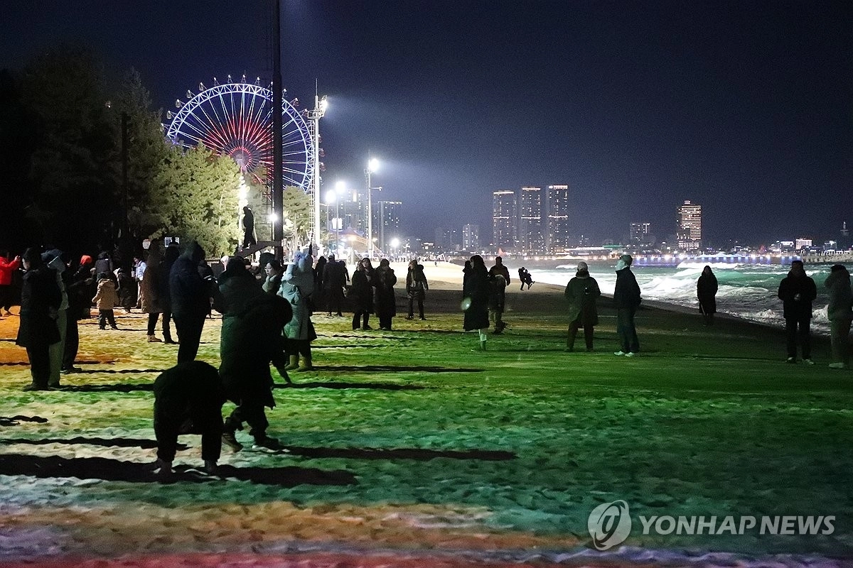 강원 속초해수욕장 야경. 연합뉴스
