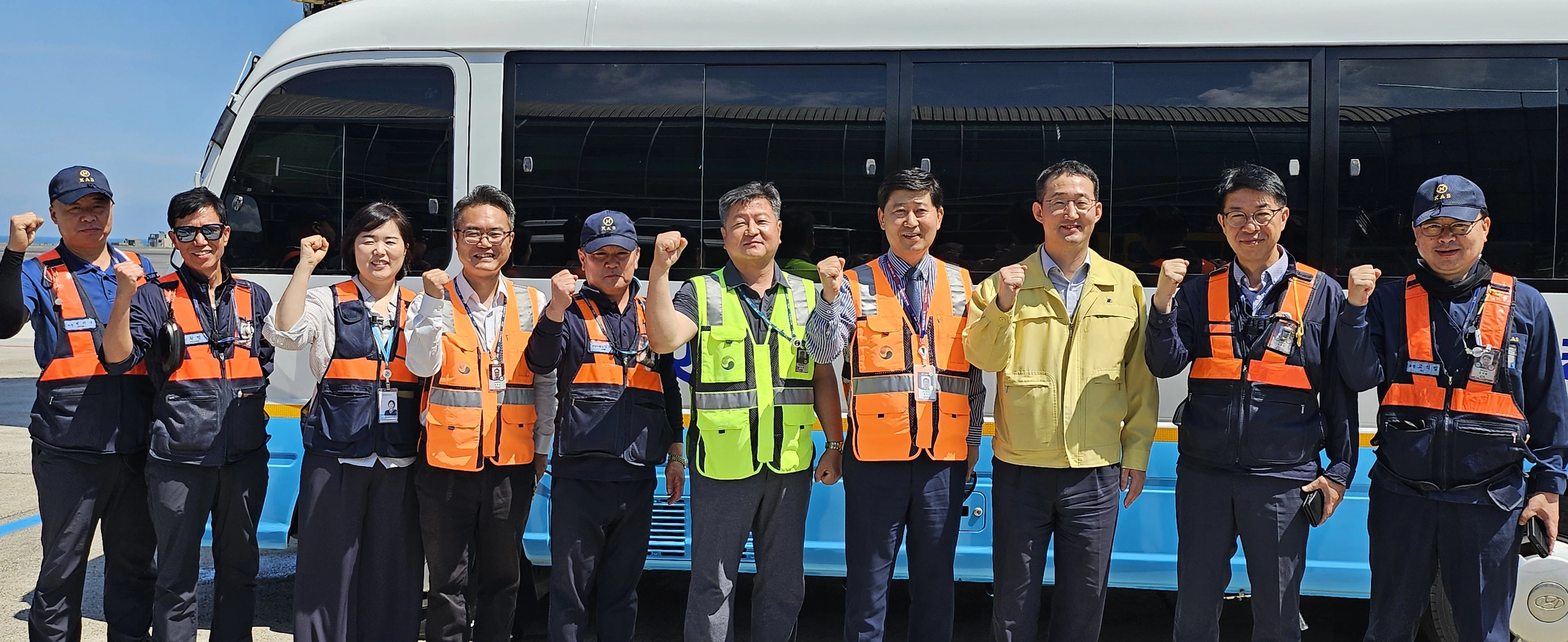 한명희 제항청장과 황재홍 대한항공 제주여객서비스지점장이 지상조업사들과 함께 이동식  휴게 버스 앞에서 기념촬영을 하며 폭염 극복 파이팅을 하고 있다. 제주 강동삼 기자