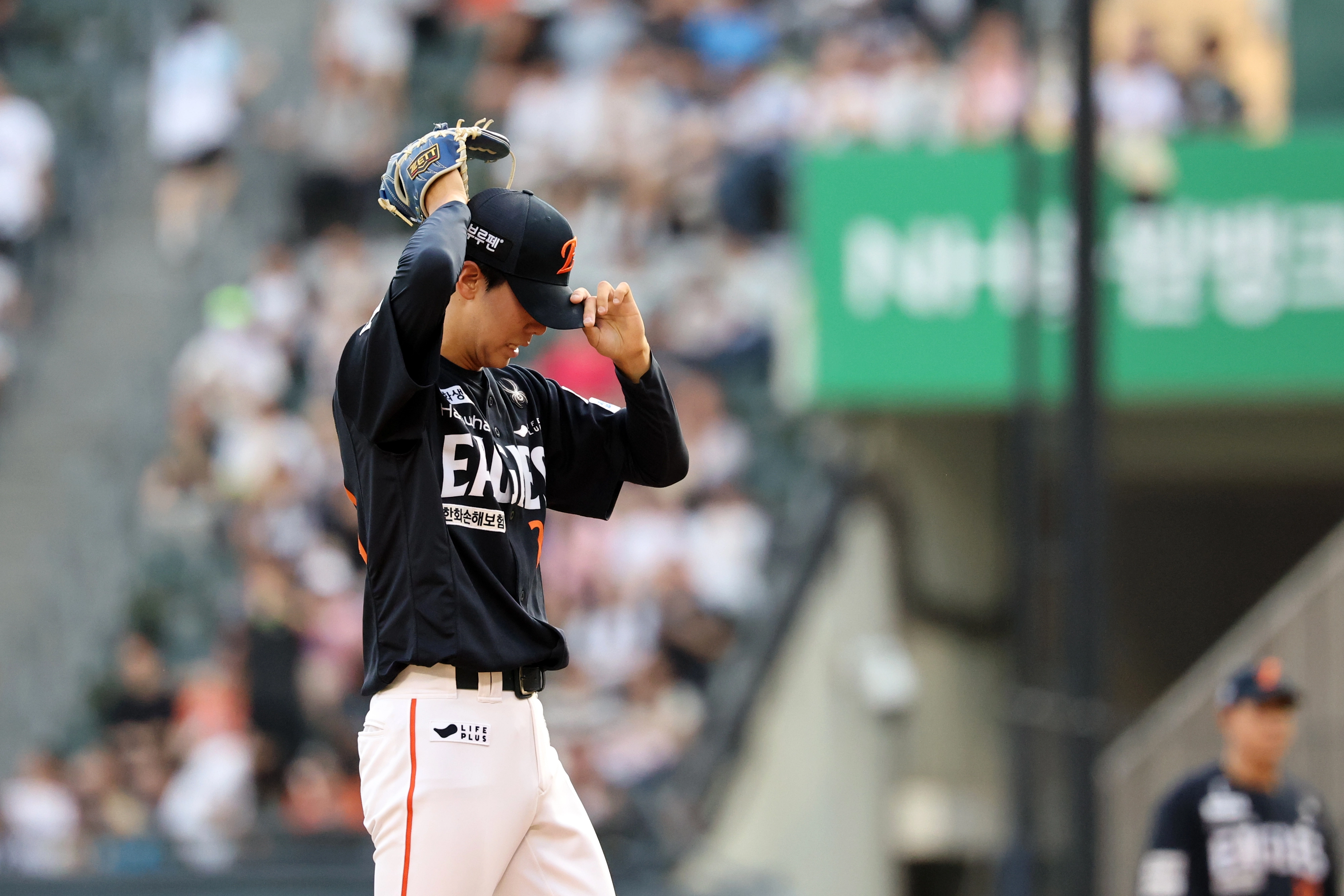 한화 이글스 황준서가 23일 서울 잠실야구장에서 열린 2025 KBO 리그 정규시즌 두산 베어스와의 원정 경기에서 홈런을 맞은 뒤 아쉬워하고 있다. 뉴스1