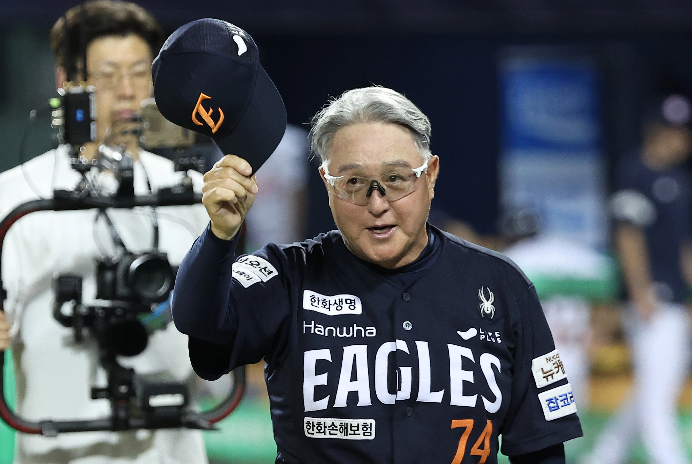 김경문 한화 이글스 감독이 22일 서울 잠실야구장에서 열린 2025 KBO리그 정규시즌 두산 베어스와의 원정 경기에서 10연승을 달성한 뒤 팬들에게 감사 인사하고 있다. 뉴스1