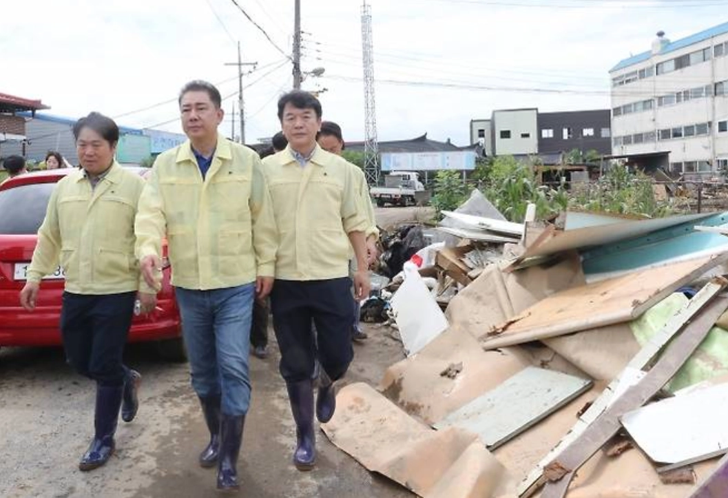 오세현 아산시장이 김병기(가운데) 민주당 대표 직무대행 겸 원내대표, 문진석 원내운영수석부대표(오른쪽)와  충남 아산시 염치읍 수해 현장을 살펴보고 있다. 서울신문DB