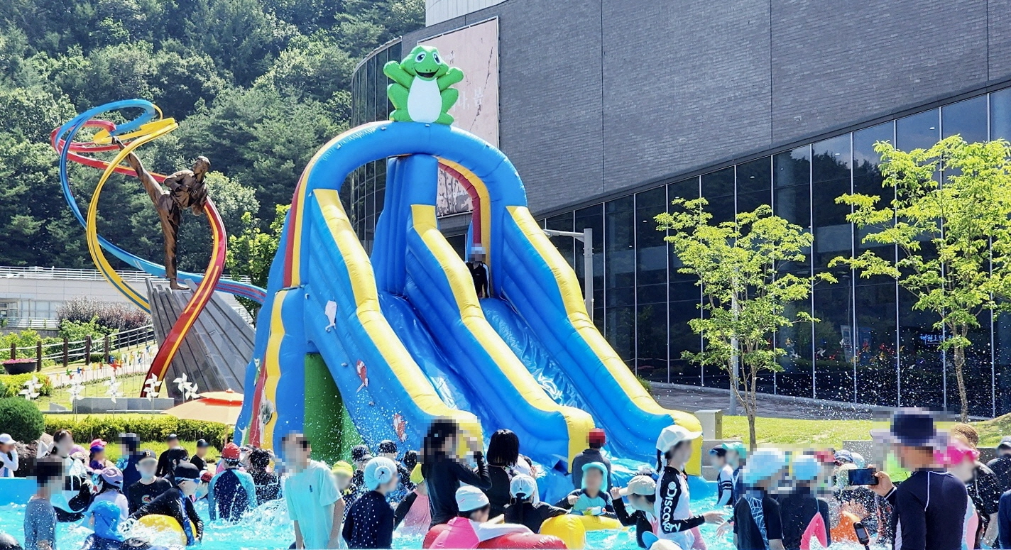 26일부터 다음 달 10일까지 태권도원 매표소 앞 광장에서 물놀이장태권도원 물놀이장이 운영된다. 태권도진흥재단 제공