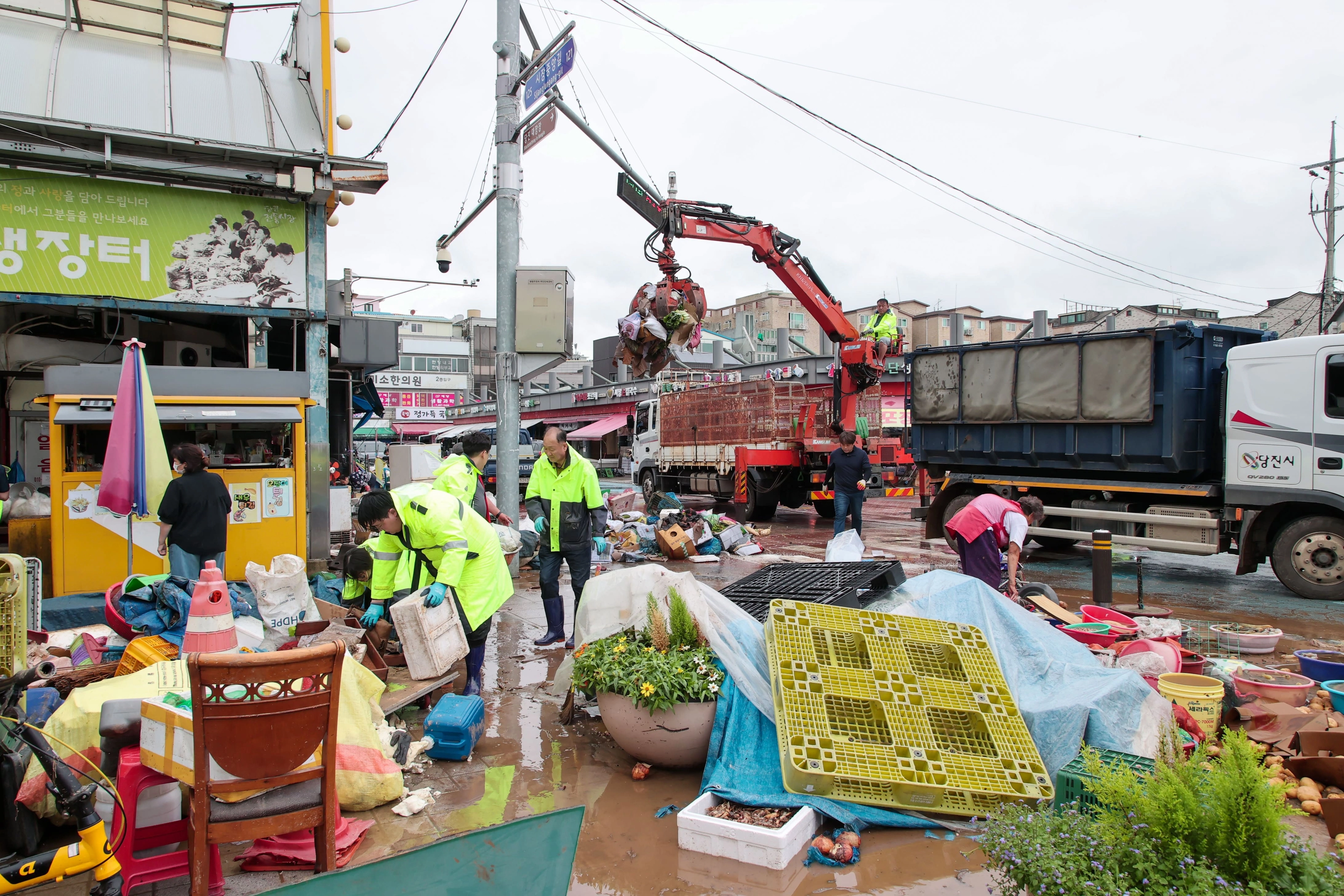 자원봉사자 등이 충남 당진시 호우 피해 현장에서 수해복구 작업을 진행하고 있다. 시 제공