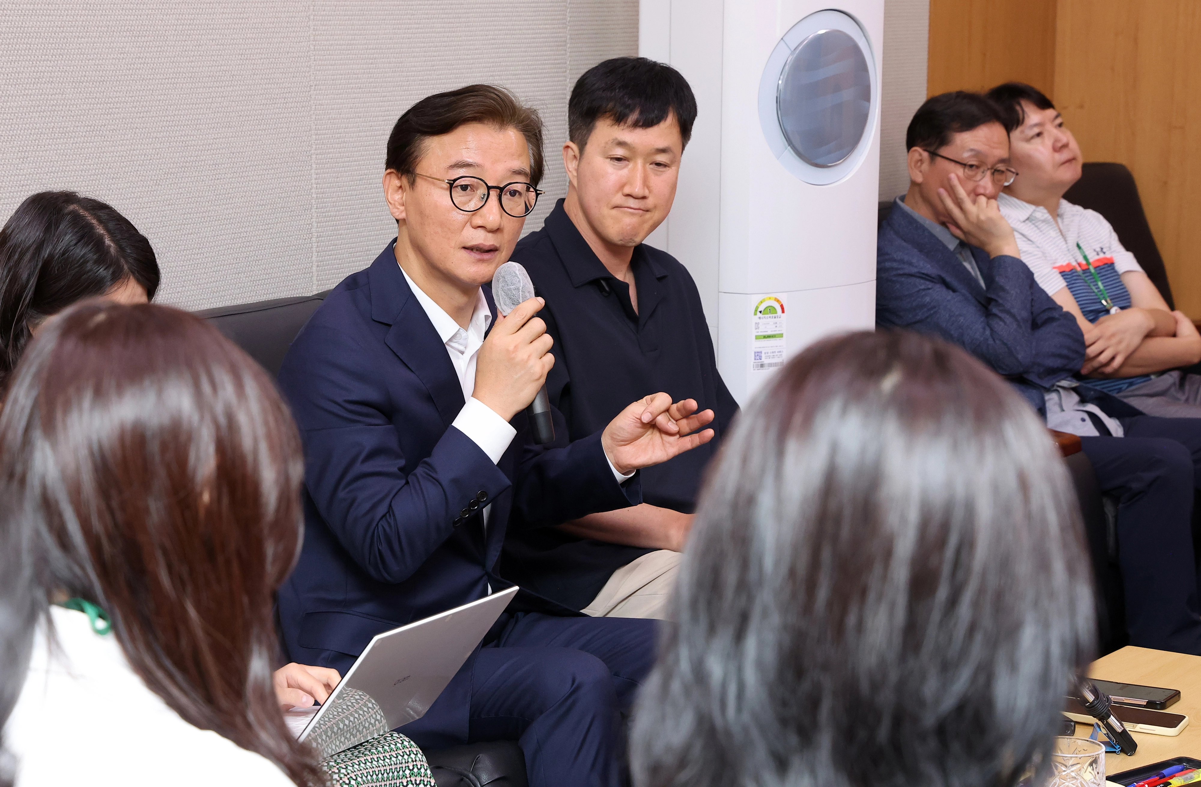전재수 신임 해양수산부 장관이 24일 정부세종청사 해수부 기자실을 방문, 기자들의 질문에 답하고 있다. 2025.7.24 세종 연합뉴스