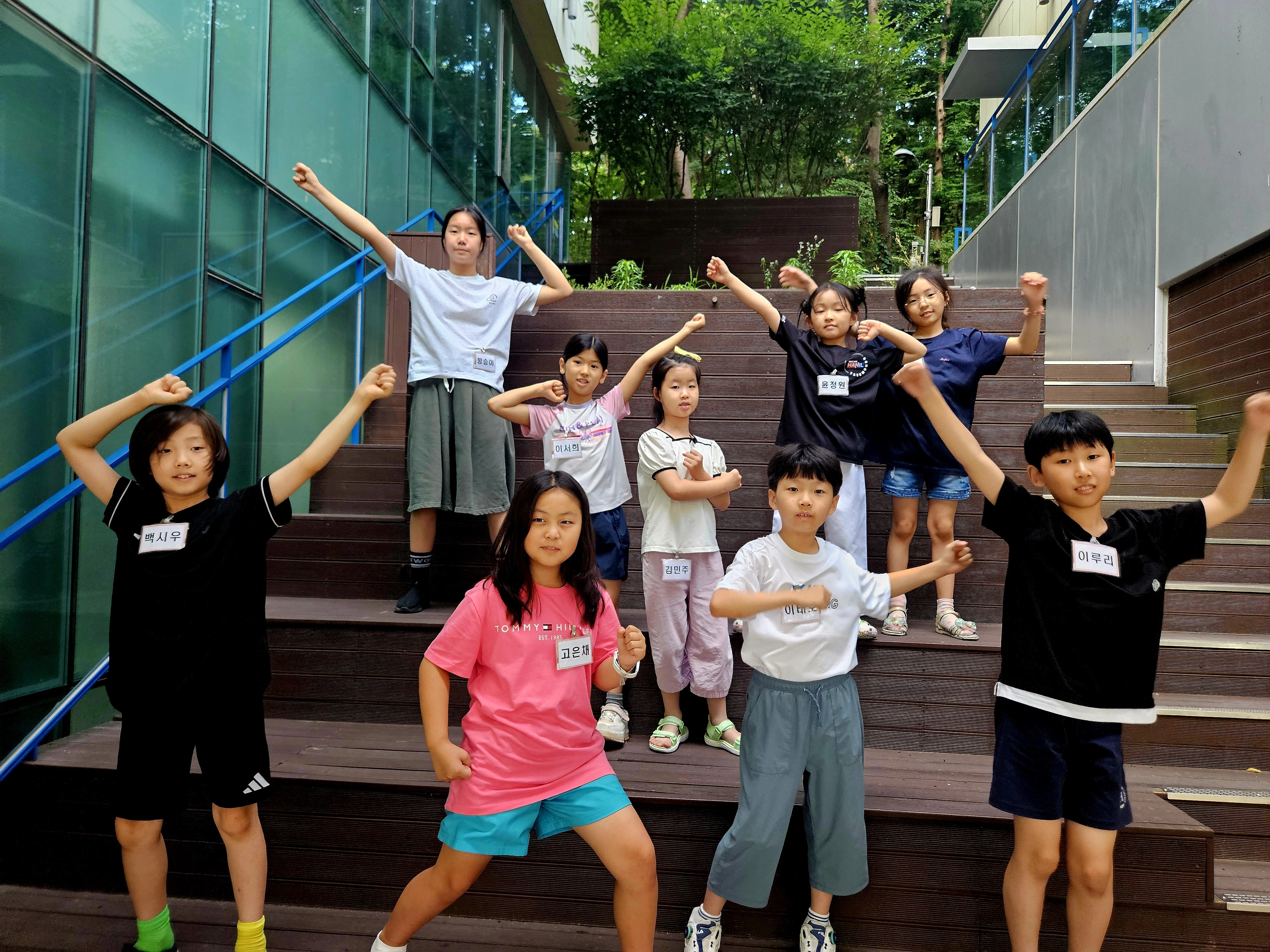 관악 꿈의 무용단 ‘으라차찬’  관악문화재단의 꿈의 무용단 ‘으라차찬’ 단원들이 무용단의 트레이드마크인 춤 동작을 선보이고 있다. 
김주연 기자