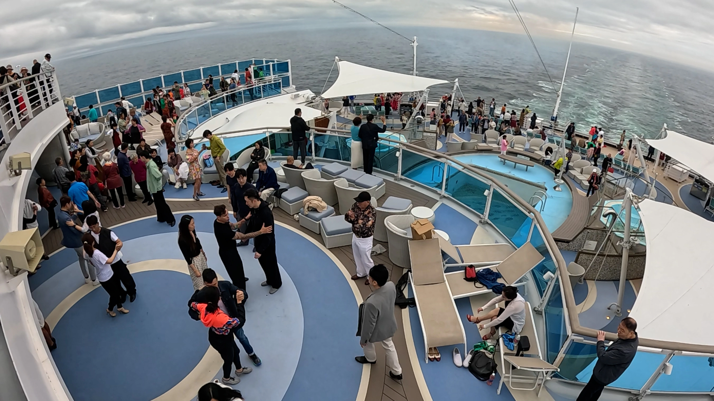 아도라매직시티호의 선상 모습. 제주도 제공