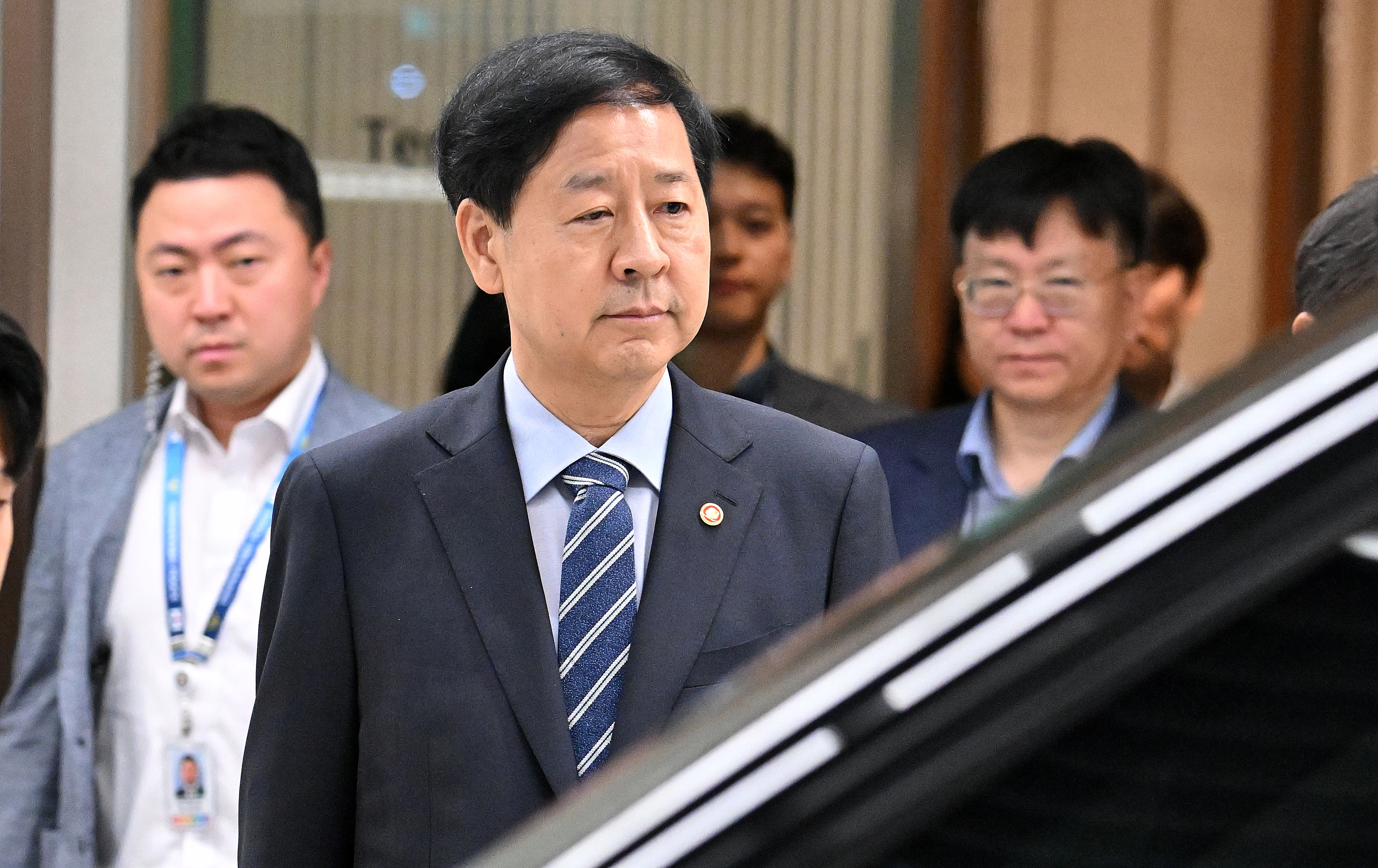 한미 ‘2+2 통상회담’을 위해 미국으로 출국하려던 구윤철 부총리 겸 기획재정부 장관이 24일 인천국제공항 제2여객터미널에서 굳은 표정으로 나오고 있다. 기재부는 이날 언론 공지를 통해 “미국과 예정됐던 25일 ‘2+2 협상’은 미국 스콧 베선트 재무장관의 긴급한 일정으로 인해 개최하지 못하게 됐다”고 밝혔다. 2025. 7. 24. 연합뉴스