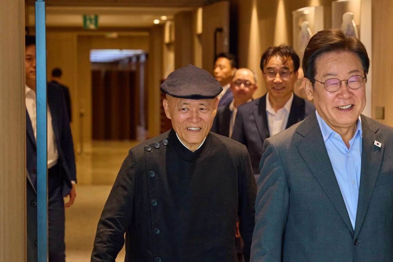 이재명 대통령, 도올 김용옥 전 고려대 교수와 오찬 간담회  이재명 대통령이 24일 서울 용산 대통령실 청사에서 도올 김용옥 전 고려대 교수와 오찬 간담회를 위해 이동하고 있다. 2025.7.24 대통령실 제공