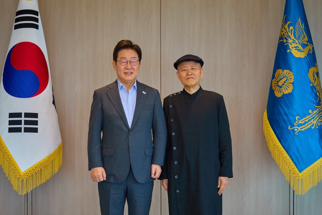 이재명 대통령, 도올 김용옥 전 고려대 교수와 오찬 간담회  이재명 대통령이 24일 서울 용산 대통령실 청사에서 도올 김용옥 전 고려대 교수와 오찬 자리를 갖고 기념촬영을 하고 있다. 2025.7.24 대통령실 제공