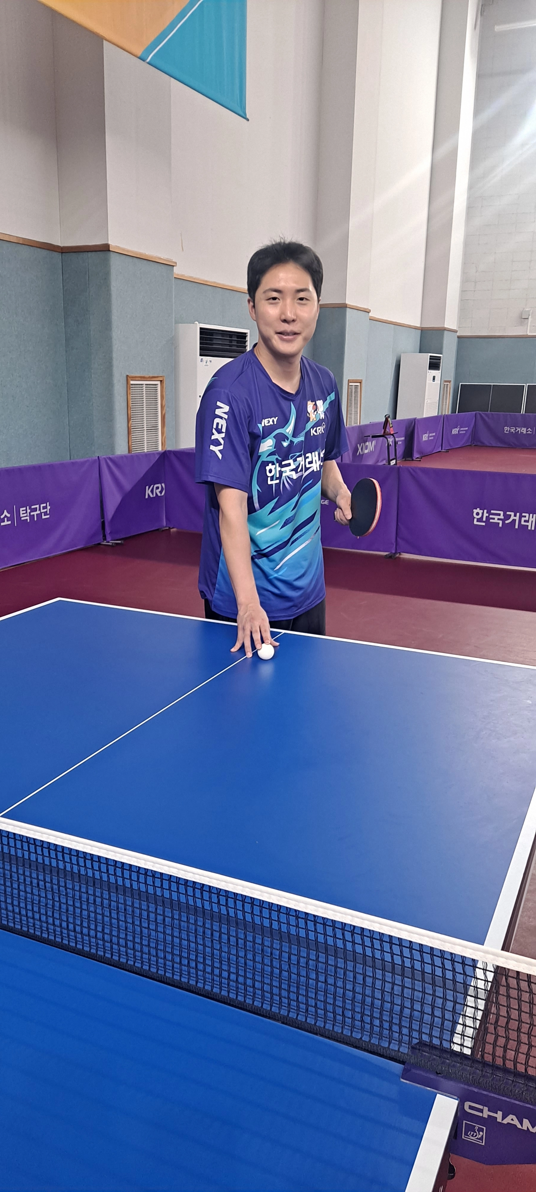 한국 탁구 대표팀의 ‘복식의 달인’ 임종훈이 21일 서울신문과의 인터뷰에서 지난해 파리 올림픽 혼합복식 동메달이 더 큰 꿈을 꾸게 하는 원동력이 됐다면서 3년 뒤 로스앤젤레스 올림픽에서는 금메달을 목표로 강도 높은 준비를 할 생각이라고 말했다. 사진은 최근 한국거래소 연습장에서 서브 연습을 하면서 포즈를 취한 모습.
이제훈 전문기자