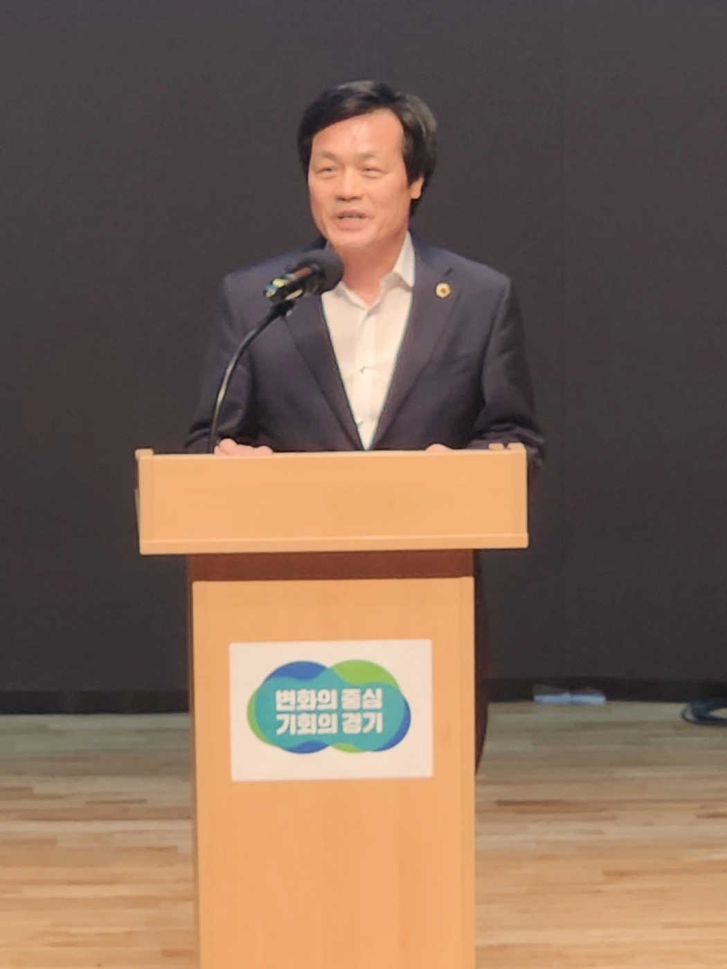 ‘경기도 가정밖 청소년지원센터’ 개소식에서 축사를 전하고 있는 문형근 의원. (사진=경기도의회)