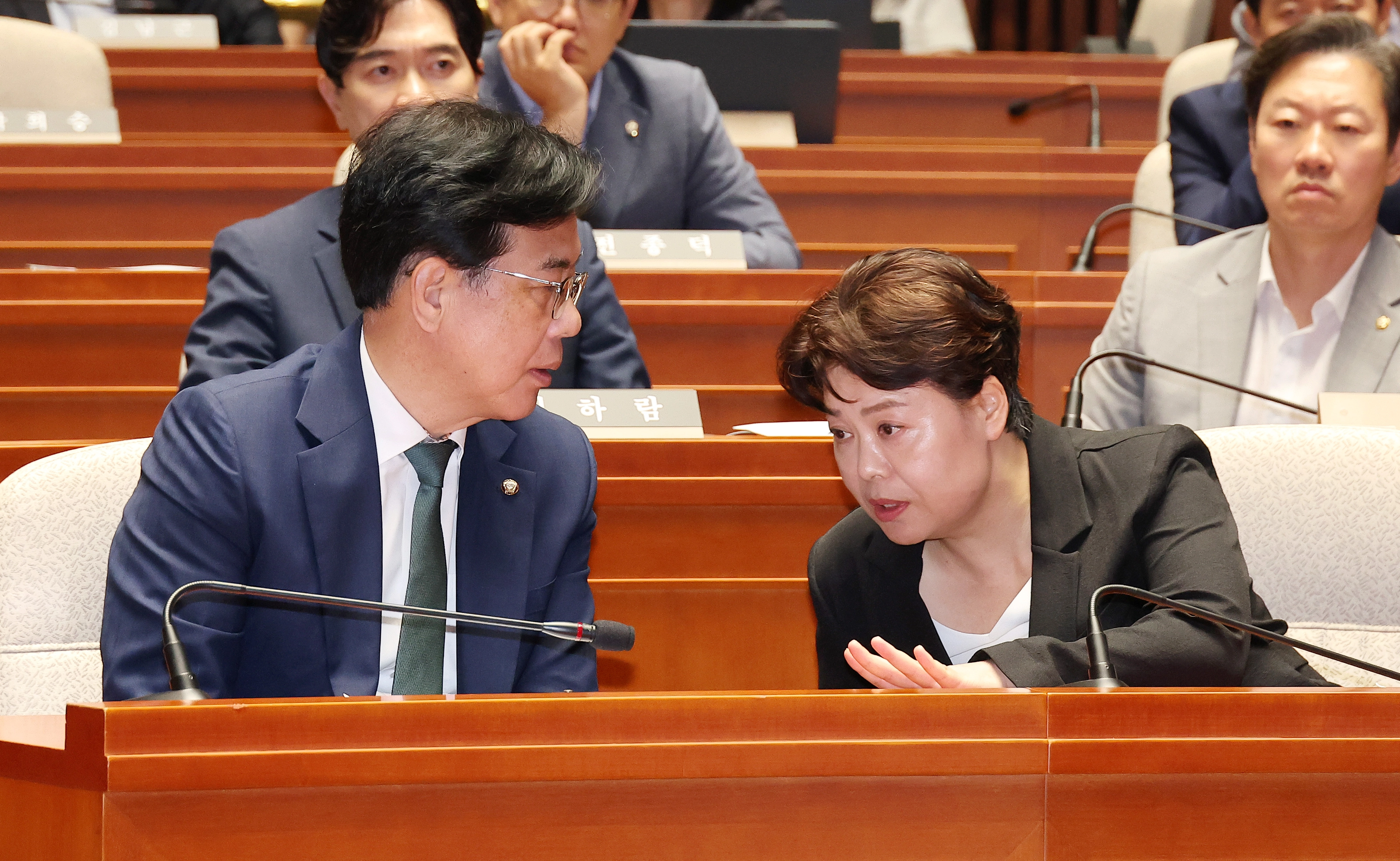 송언석(왼쪽) 국민의힘 원내대표 겸 비상대책위원장과 윤희숙 신임 혁신위원장이 지난 9일 서울 여의도 국회에서 열린 의원총회에서 대화하고 있다. 연합뉴스