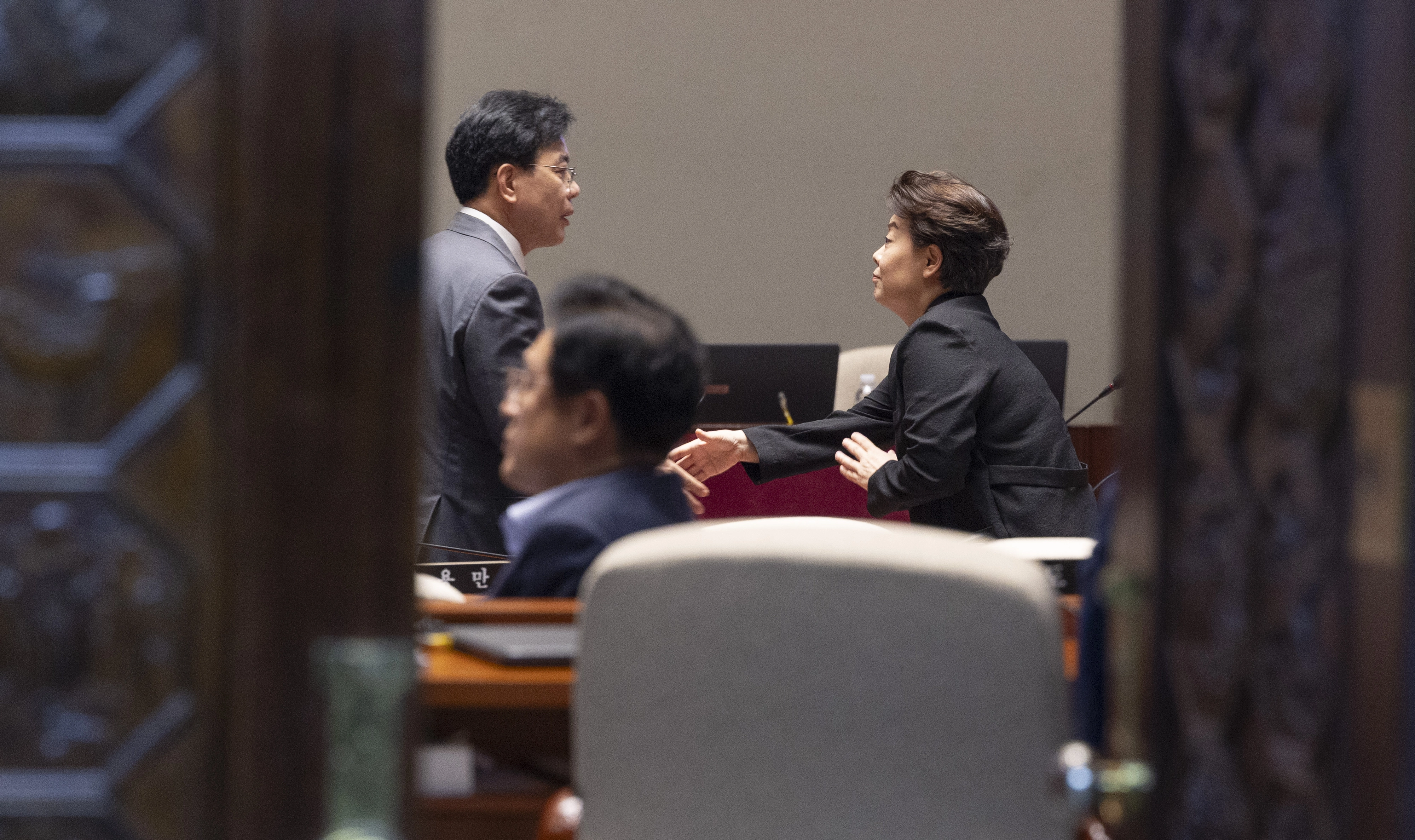 국민의힘 송언석 비상대책위원장 겸 원내대표(왼쪽)과 윤희숙 혁신위원장이 23일 국회 본회의 직후 다시 열린 국민의힘 의원총회에서 만나 악수하고 있다. 연합뉴스