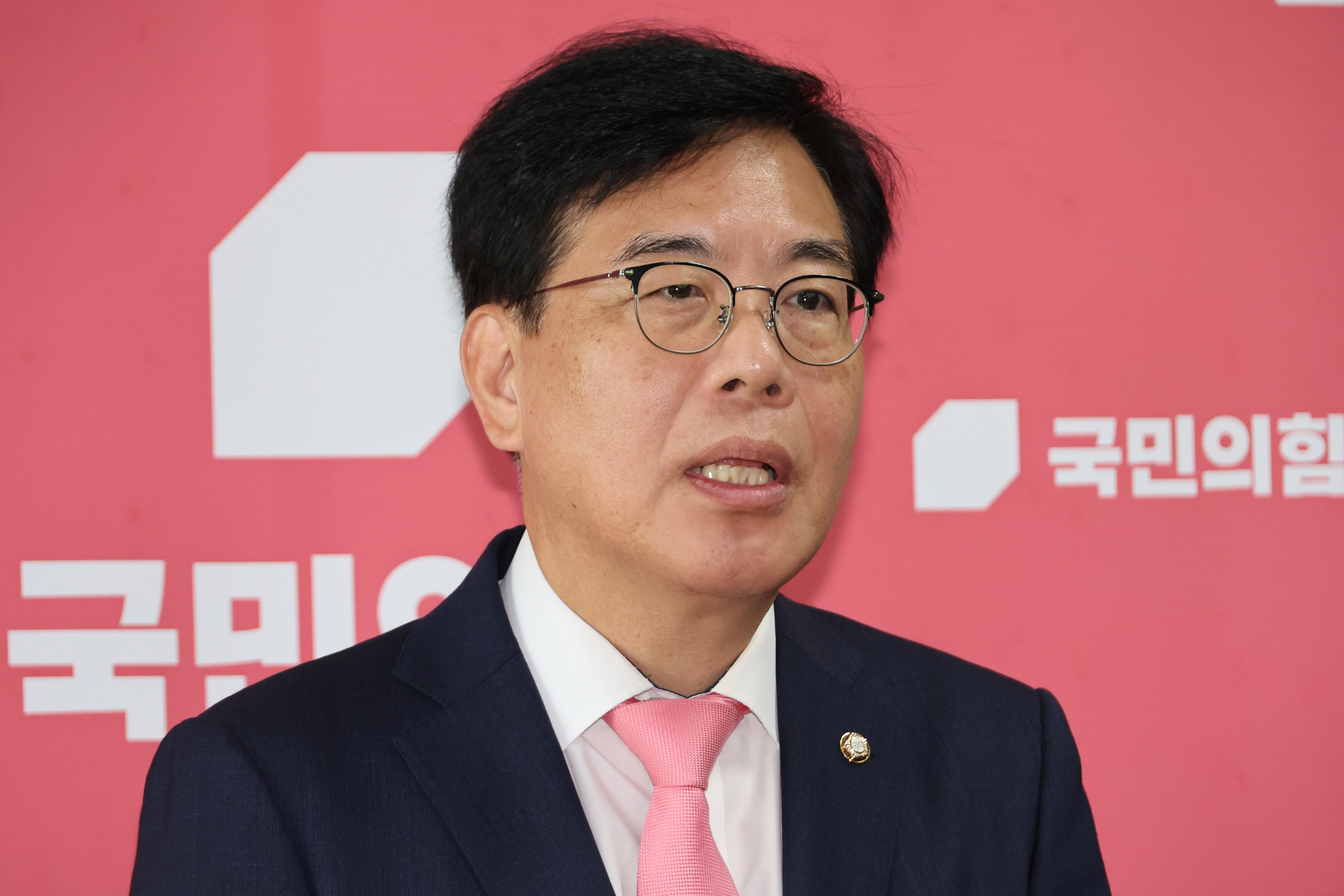 송언석 국민의힘 비대위원장 겸 원내대표가 25일 국회에서 김건희특검의 김선교 의원실에 대한 압수수색을 비판하고 있다. 연합뉴스