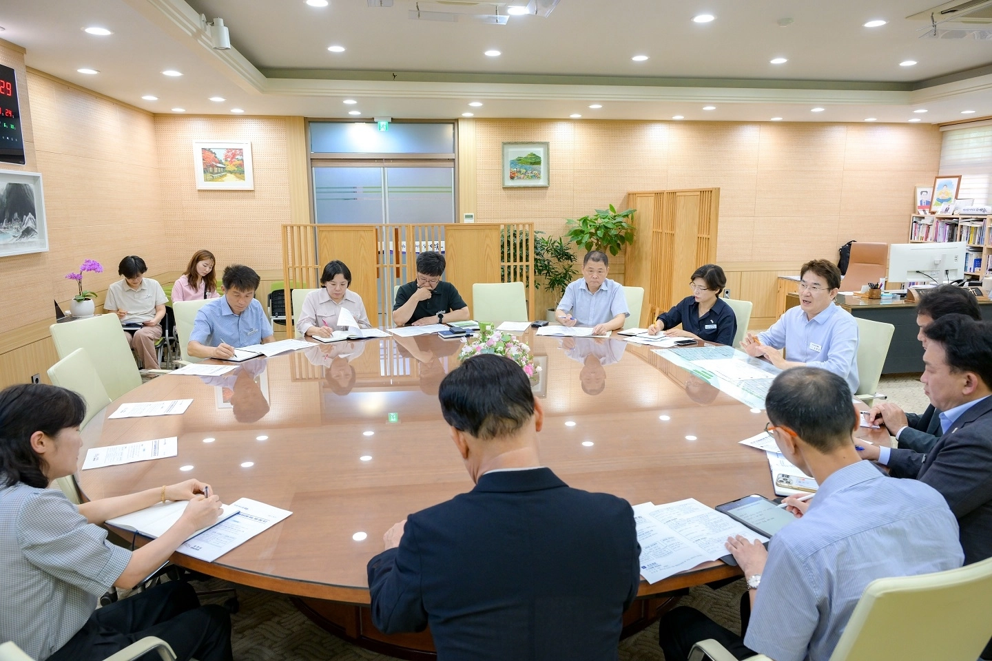 지난 24일 시장실에서 노관규 시장을 비롯한 세계유니버시아드 유치 TF 관계자들이 회의를 하고 있다.