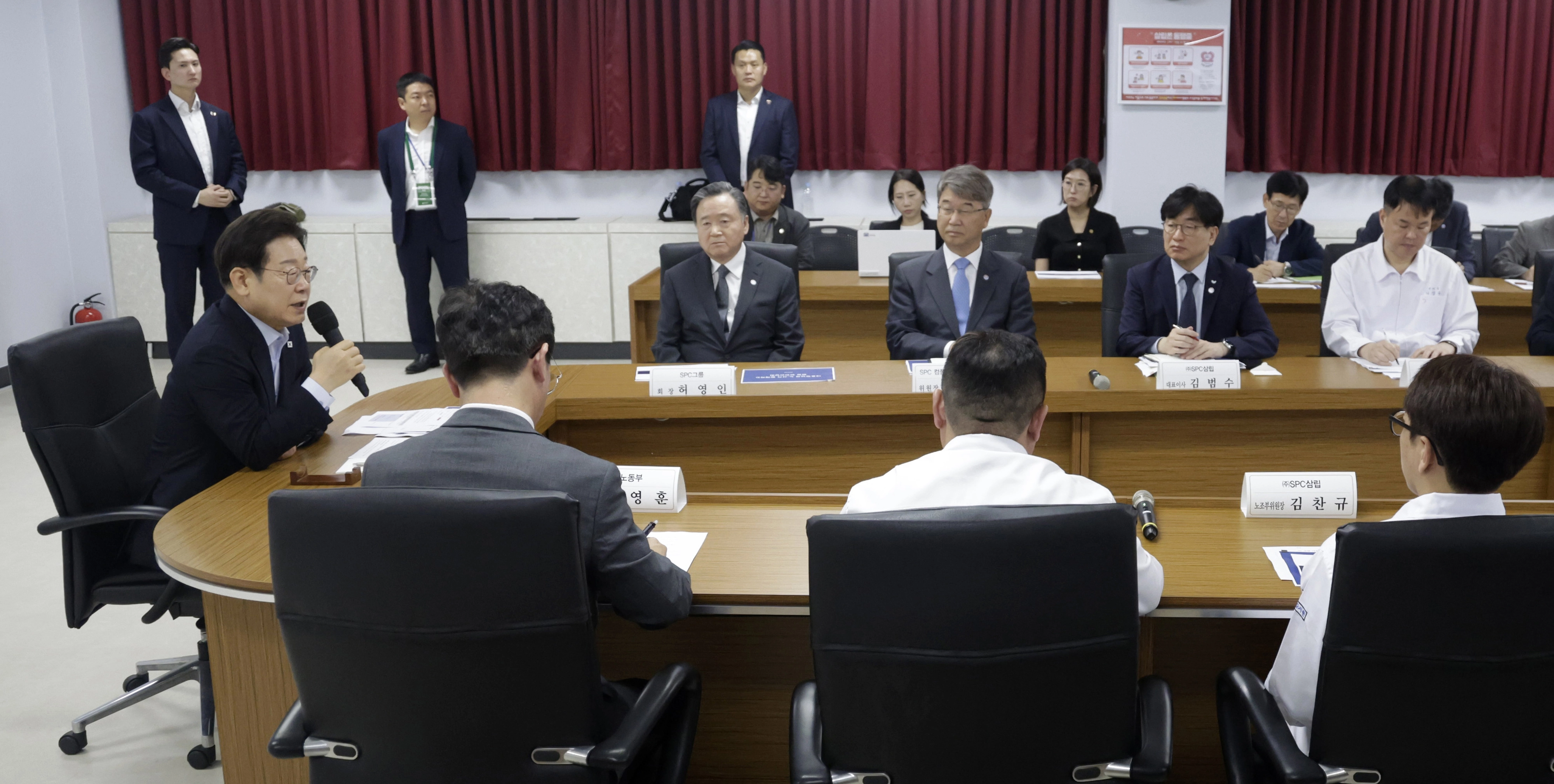 이재명 대통령, 산업재해 근절 현장 노사 간담회 발언  이재명 대통령이 25일 경기 시흥시 SPC 삼립 시화공장에서 열린 산업재해 근절 현장 노사간담회에서 발언하고 있다. 
연합뉴스