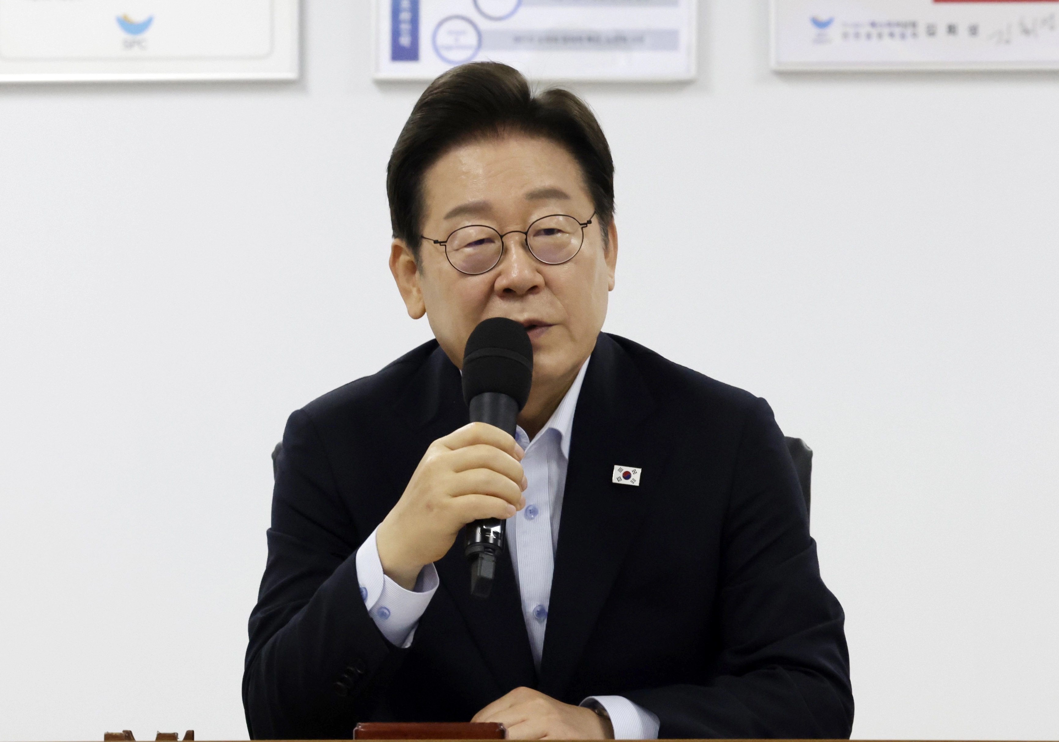 산업재해 근절 현장 노사 간담회, 발언하는 이재명 대통령  이재명 대통령이 25일 경기 시흥시 SPC 삼립 시화공장에서 열린 산업재해 근절 현장 노사간담회에서 발언하고 있다. 
연합뉴스