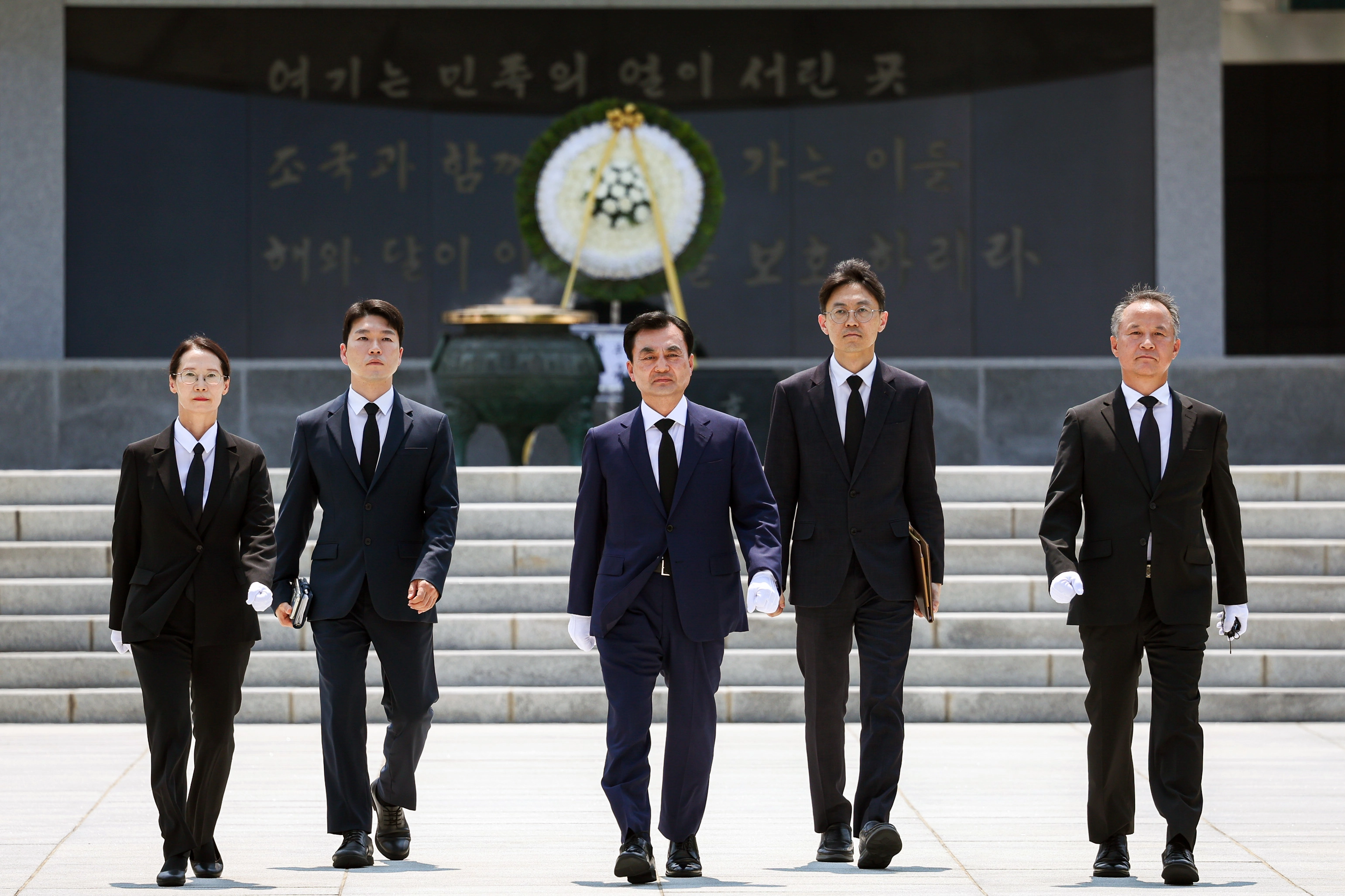 현충원 참배 마친 안규백 신임 국방장관  안규백 신임 국방부 장관(가운데)이 25일 서울 동작구 국립서울현충원 현충탑에 참배한 뒤 이동하고 있다.  2025.7.25 국방부 제공