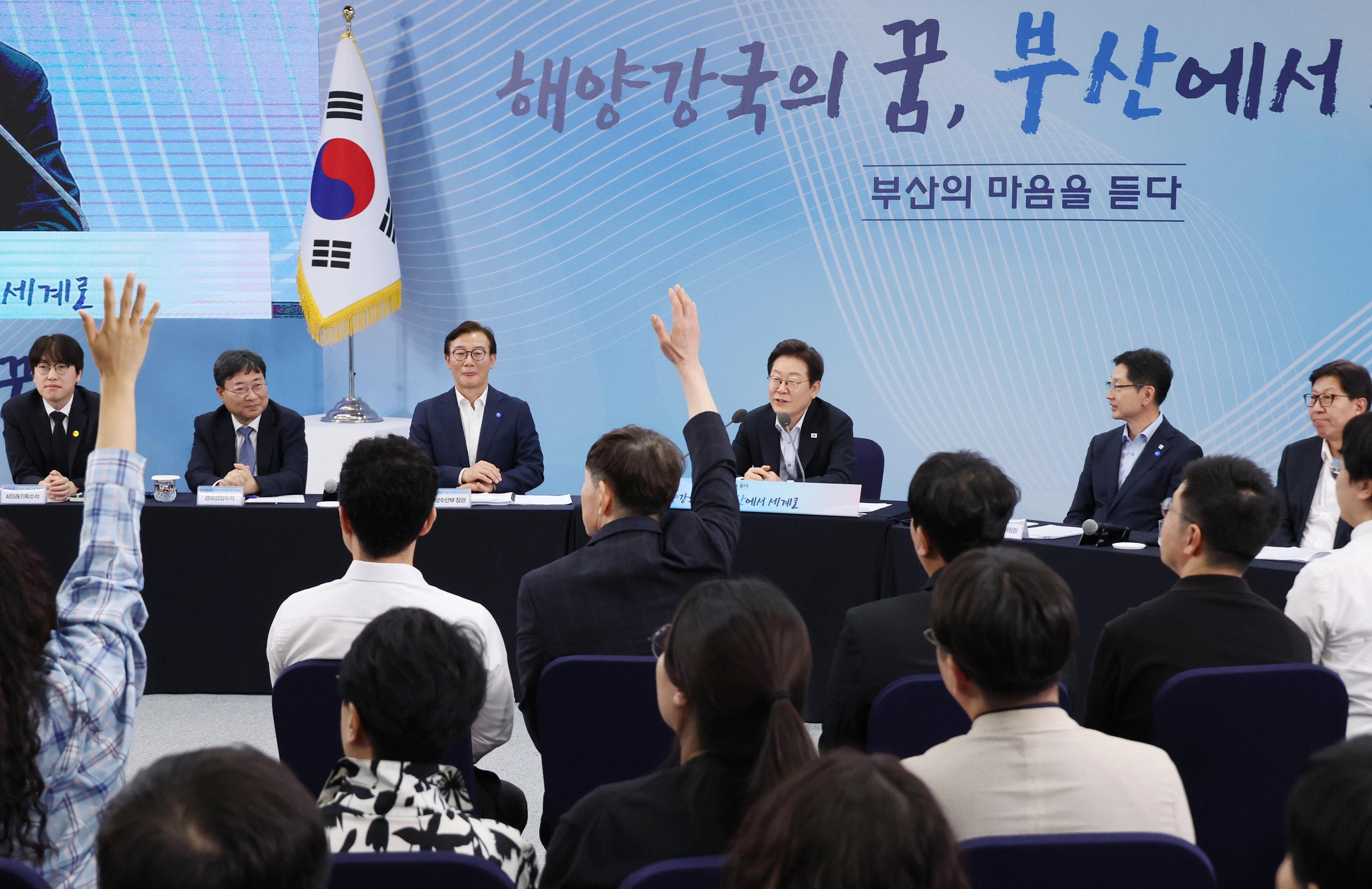 부산 타운홀미팅, 발언권 요청하는 시민들  25일 부산 부경대에서 이재명 대통령이 참석한 가운데 열린 타운홀미팅 ‘부산의 마음을 듣다’ 간담회에서  시민들이 발언권을 요청하고 있다.
부산 연합뉴스