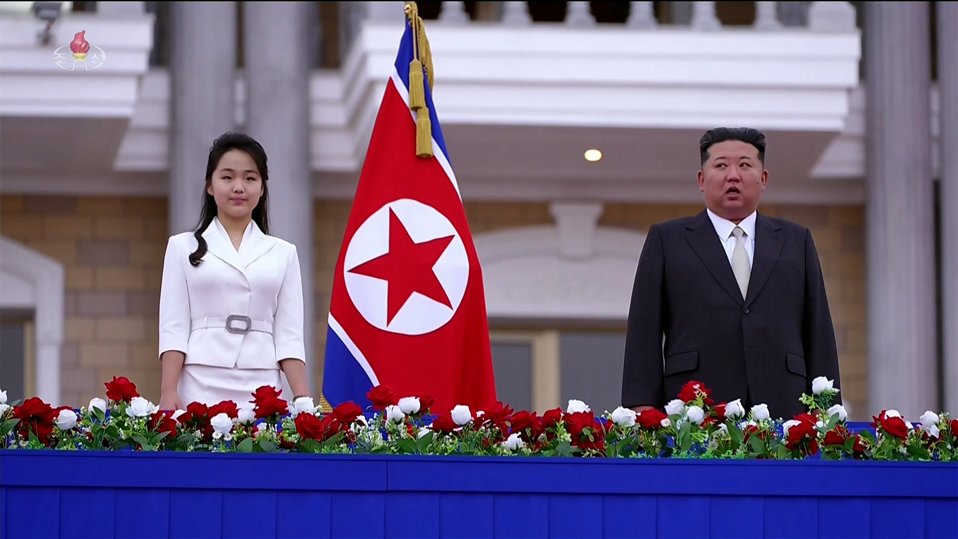 김정은, 딸 주애와 원산갈마해안관광지구 준공식 참석  김정은 북한 국무위원장이 참석한 가운데 지난 24일 원산갈마해안관광지구 준공식이 진행됐다고 조선중앙TV가 26일 보도했다. 준공식에는 김 위원장의 아내 리설주 여사와 딸 주애도 참석했다. 조선중앙TV화면. 연합뉴스