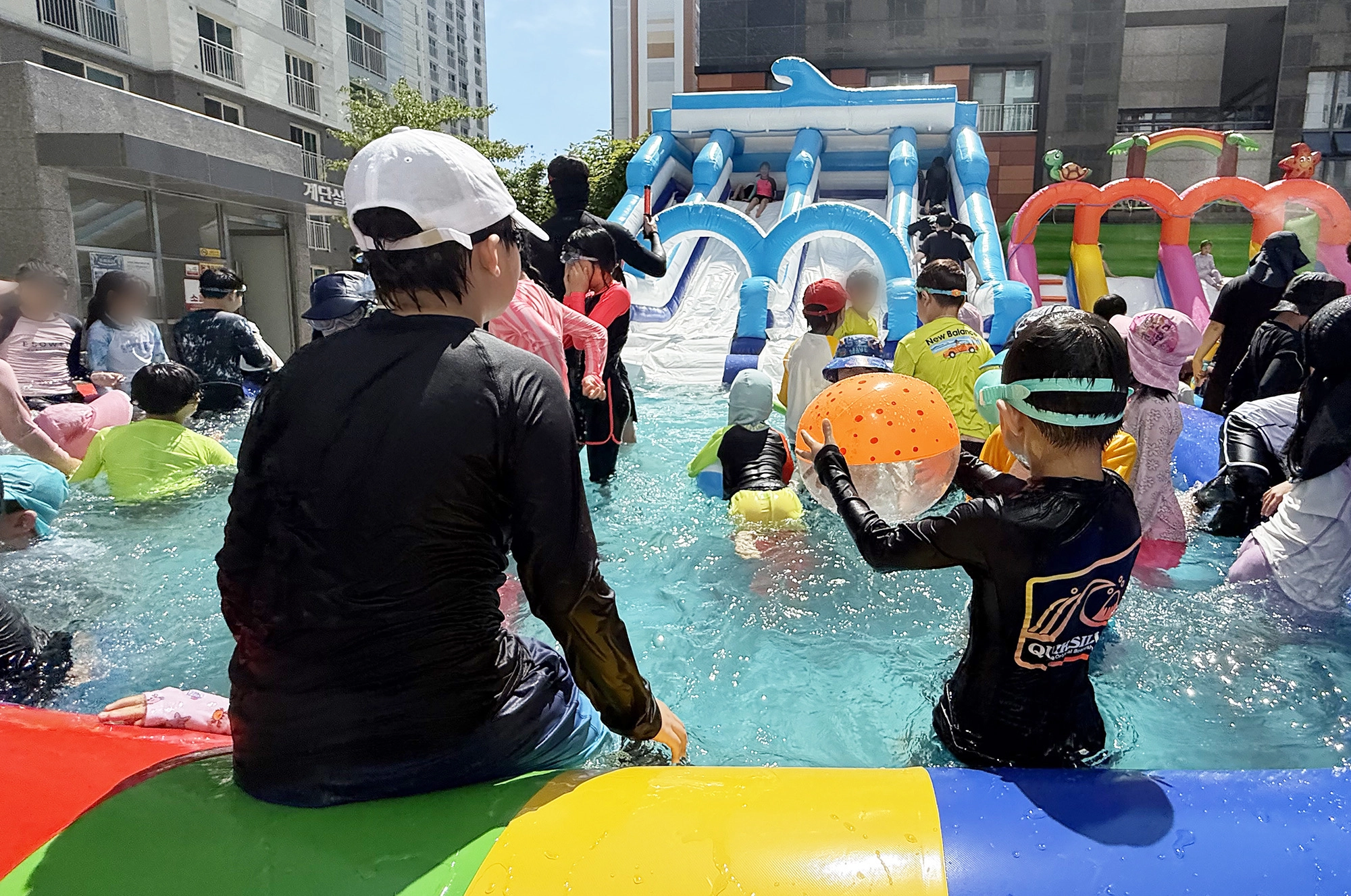 26일 경기 하남시 하남감일포엠포레 단지에서 워터슬라이드 페스티벌이 열리고 있다. 2025.7.26 오장환 기자